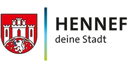 Logo der Europäischen Schule Belgrad, mit einem Burg- und Löwenemblem auf einem roten Schild neben dem Namen der Schule in schwarzer Schrift.