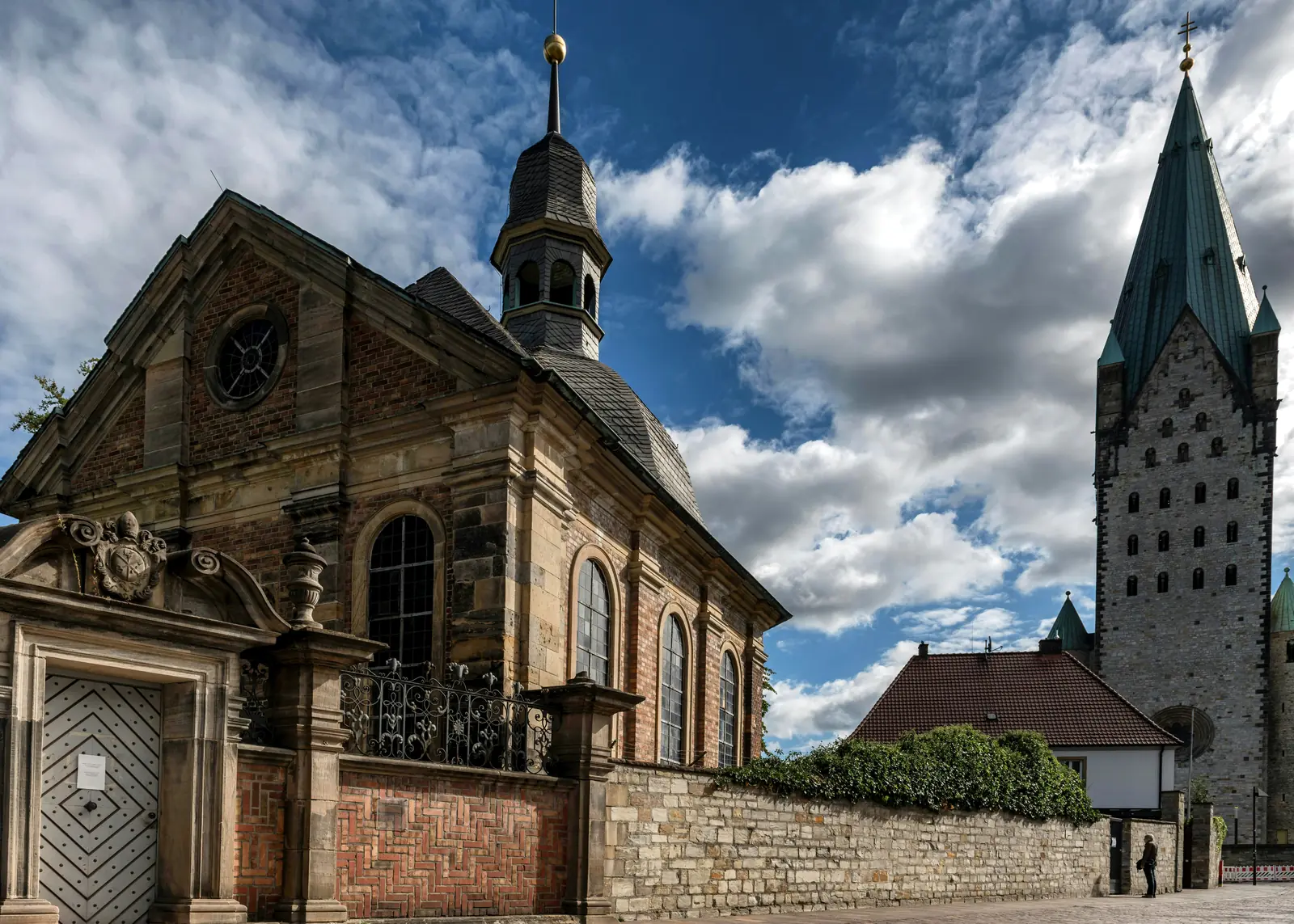 Barocke Alexiuskapelle in Paderborn, dahinter der Turm des Paderborner Doms.