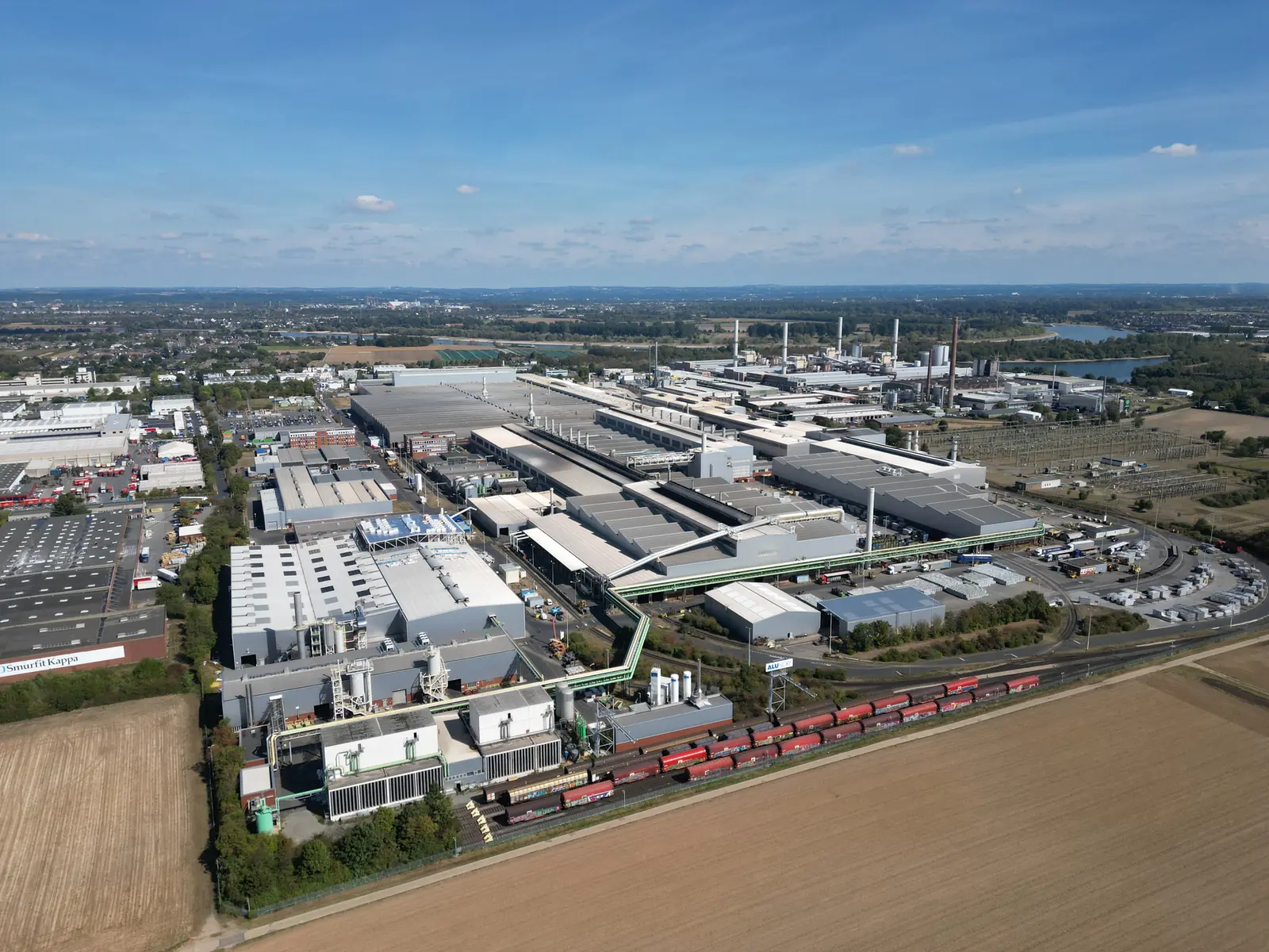 Luftaufnahme des Aluminiumwerks Alunorf am Stadtrand von Neuss.