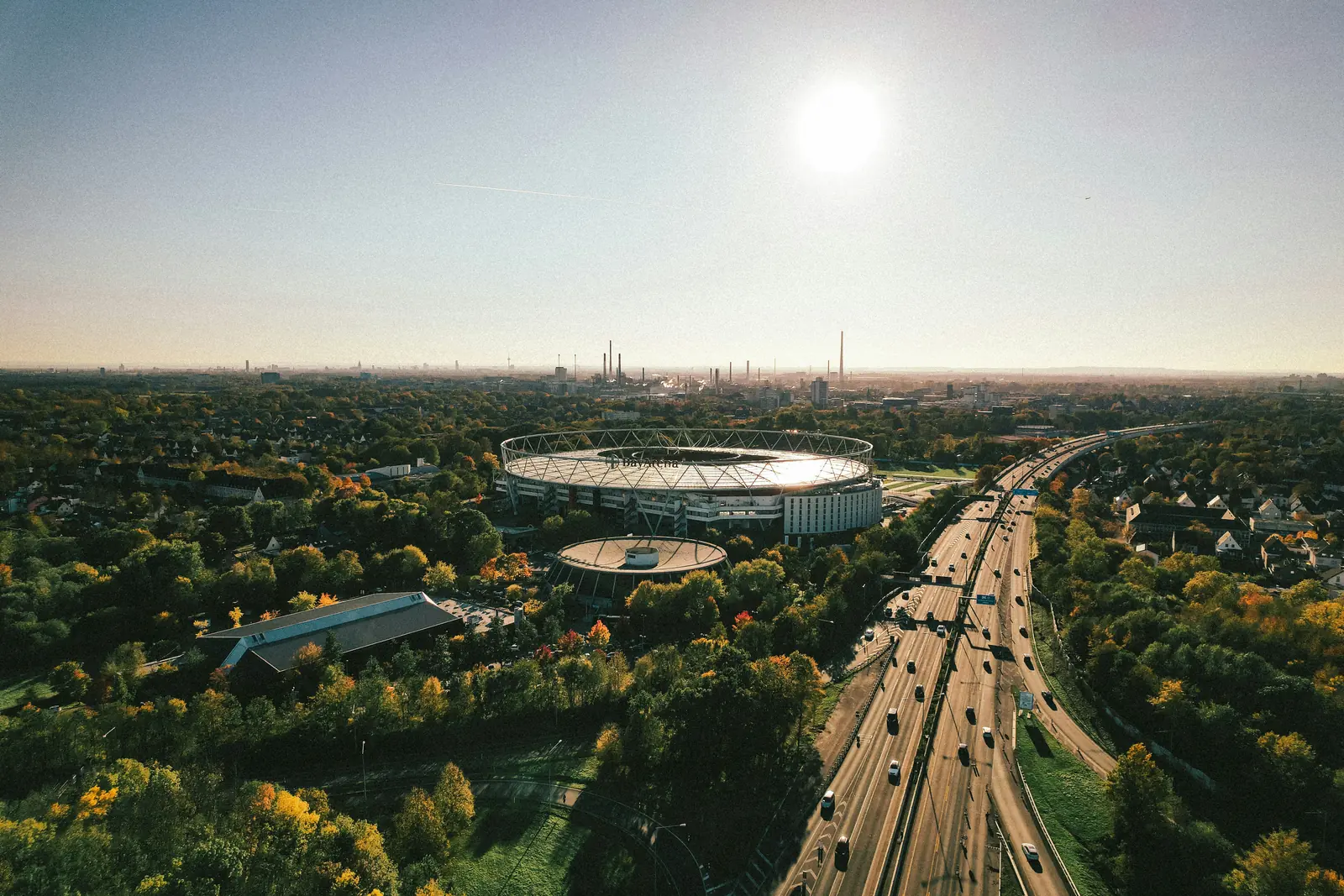 BayArena in Leverkusen von oben mit angrenzender Autobahn im Herbst.