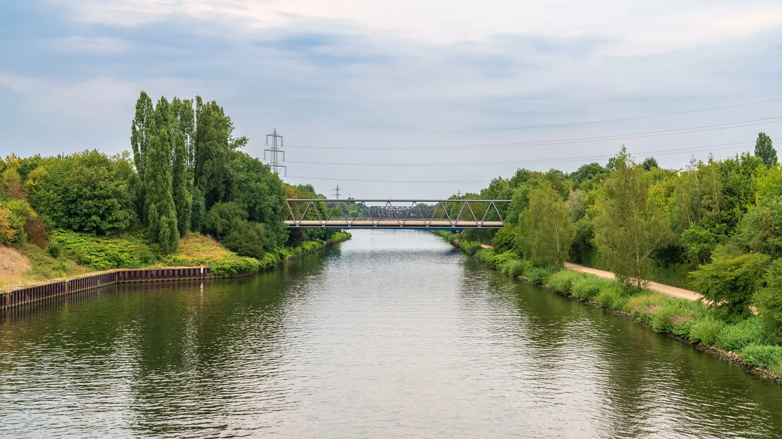 Brücke über den Rhein-Herne-Kanal in grüner Uferlandschaft bei Herne.
