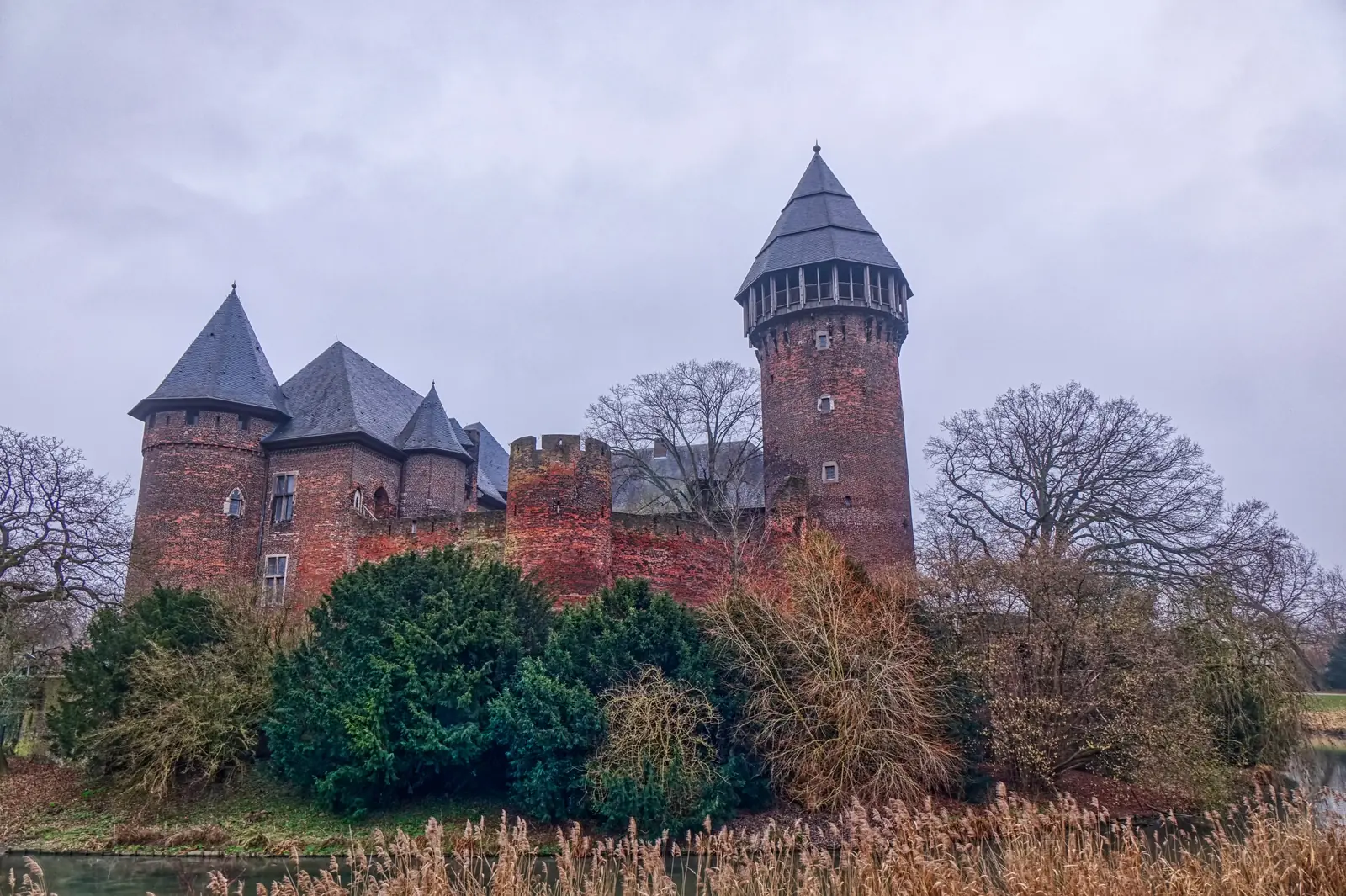 Burg Linn in Krefeld, mittelalterliche Wasserburg mit hohem Rundturm.