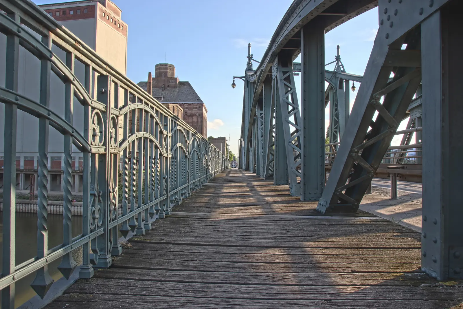 Steinbogenbrücke spiegelt sich in einem Teich im herbstlichen Stadtwald Krefeld.