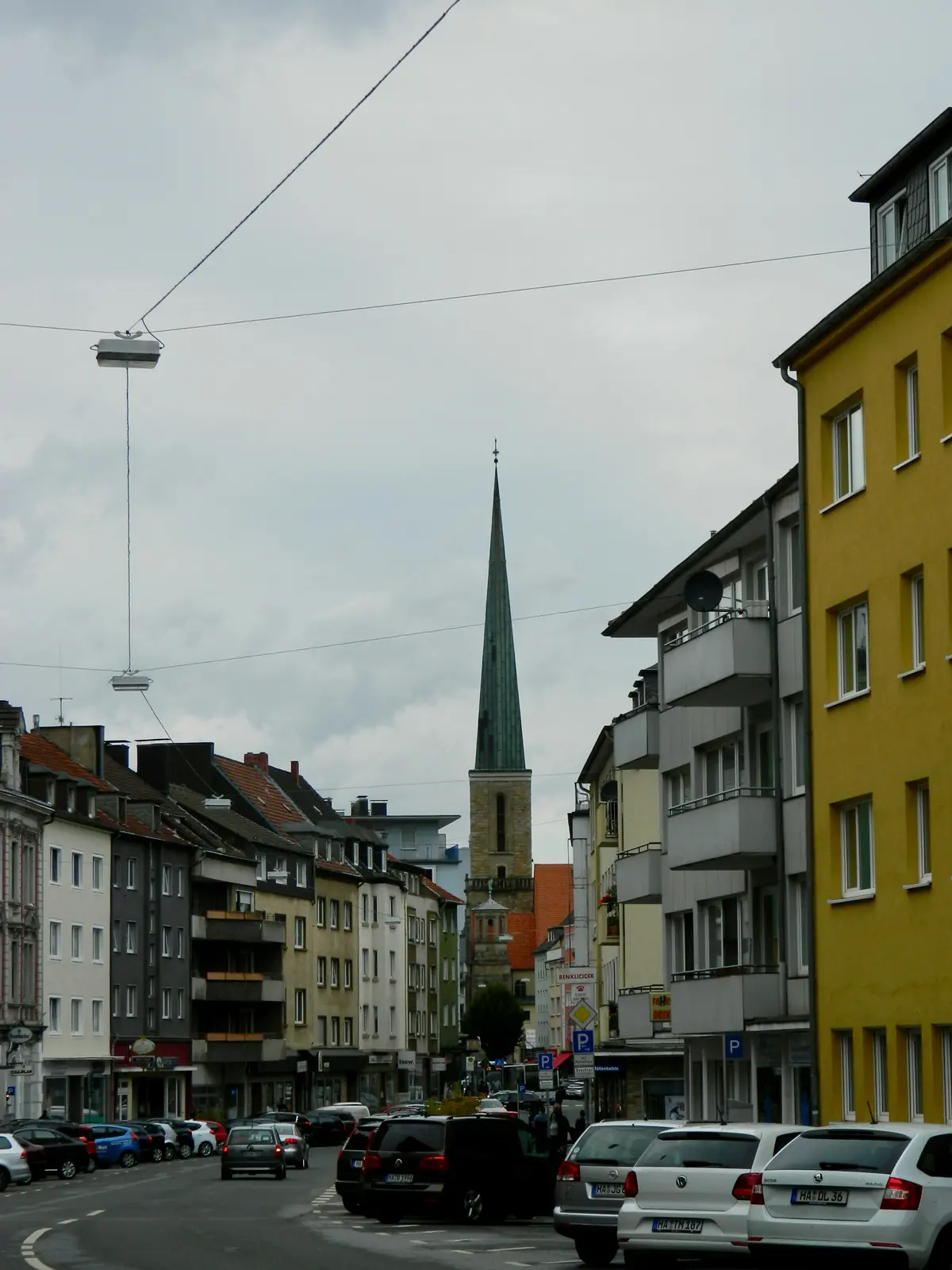 Straße in Hagen mit Blick auf den grünen Turmhelm der Johanniskirche am Markt.