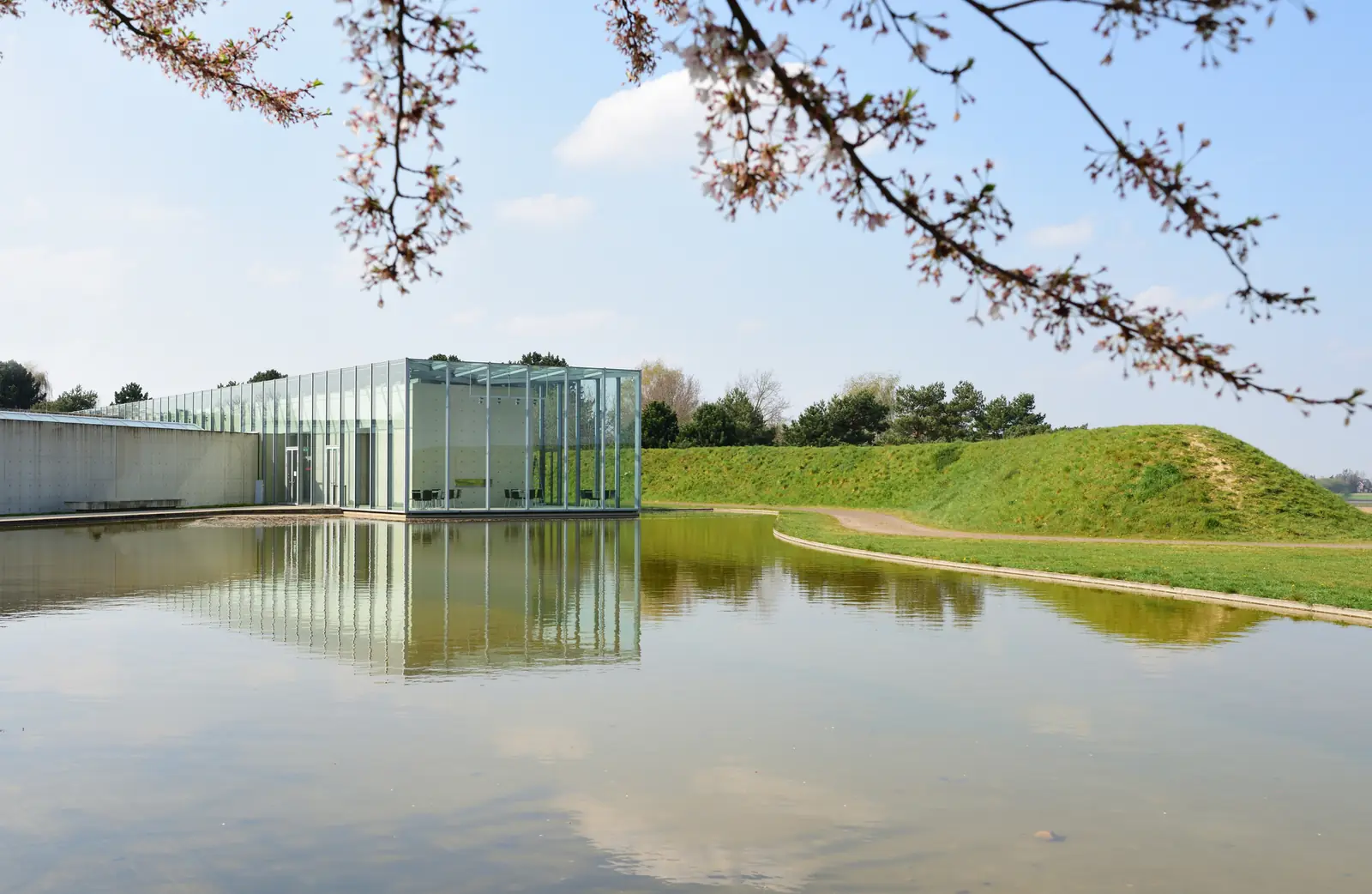 Langen Foundation bei Neuss, Museumsbau aus Glas und Beton an einem Wasserbecken.