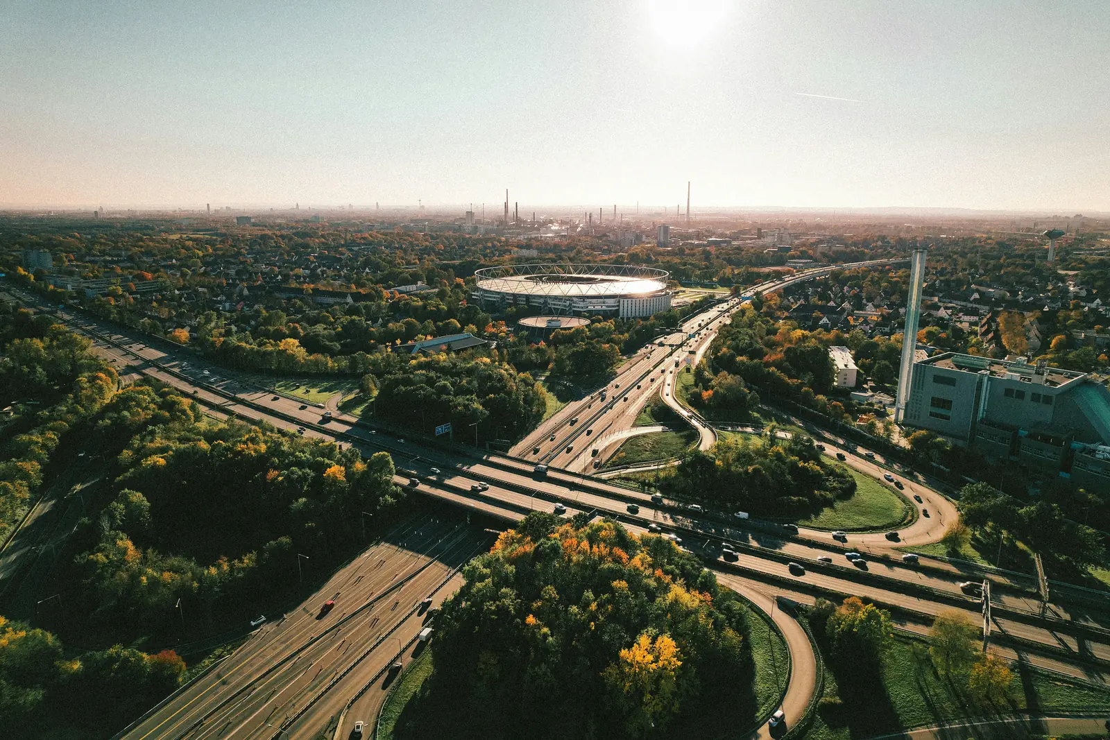 Luftaufnahme von Leverkusen mit Autobahnkreuz und BayArena im Herbst.
