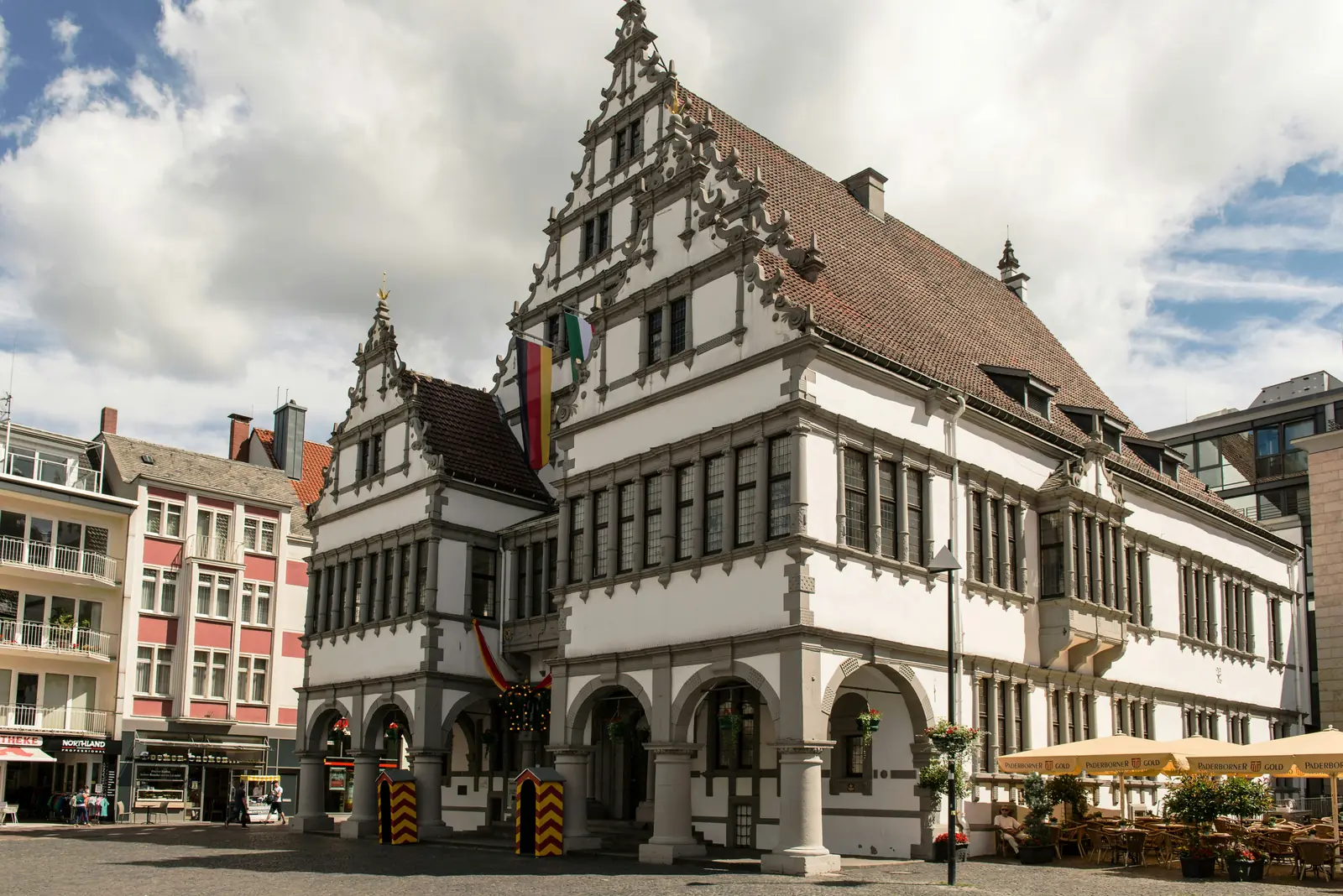 Historisches Rathaus Paderborn im Stil der Weserrenaissance mit Bogengang.