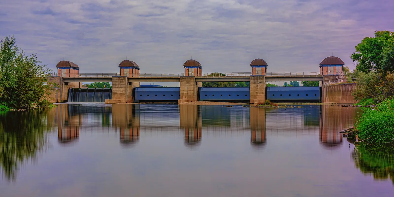 Ruhrwehr Raffelberg in Mülheim an der Ruhr spiegelt sich im Wasser.