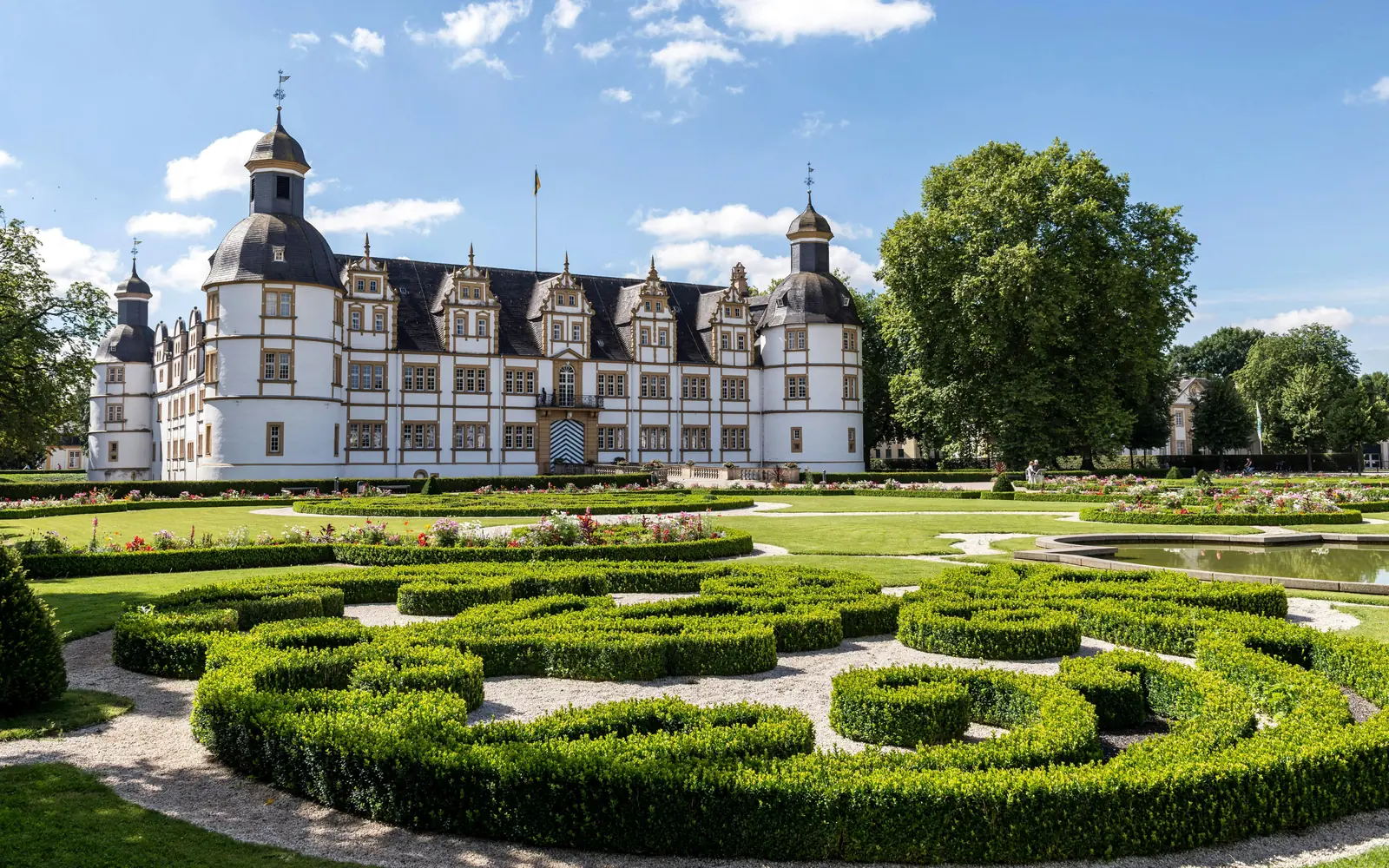 Schloss Neuhaus in Paderborn mit Barockgarten und geschnittenen Buchsbaumornamenten.