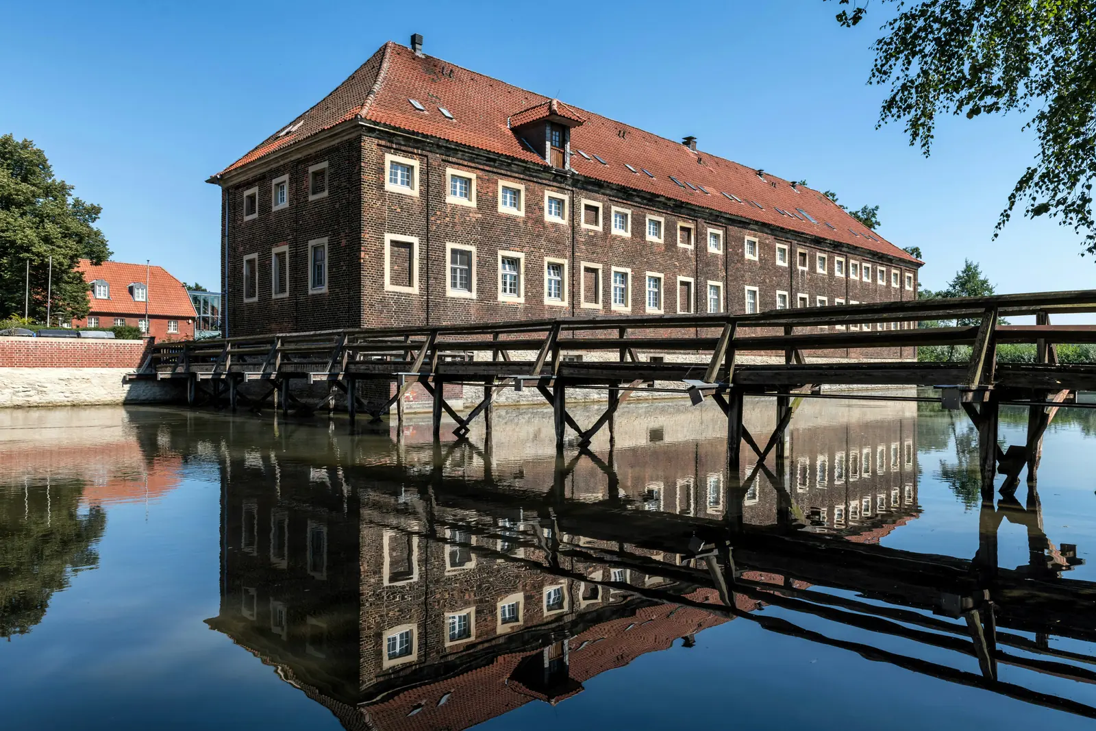 Schloss Oberwerries in Hamm, Wasserschloss aus Backstein mit Holzbrücke über die Gräfte.
