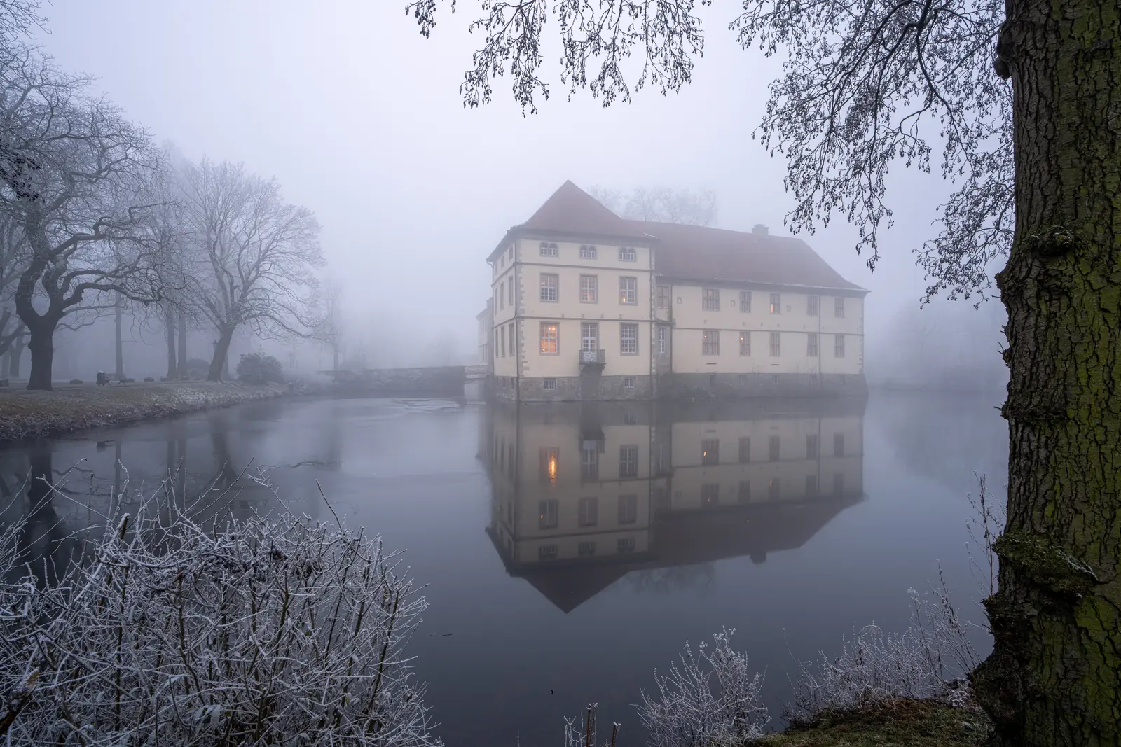 Schloss Strünkede in Herne, barockes Wasserschloss im Morgennebel.