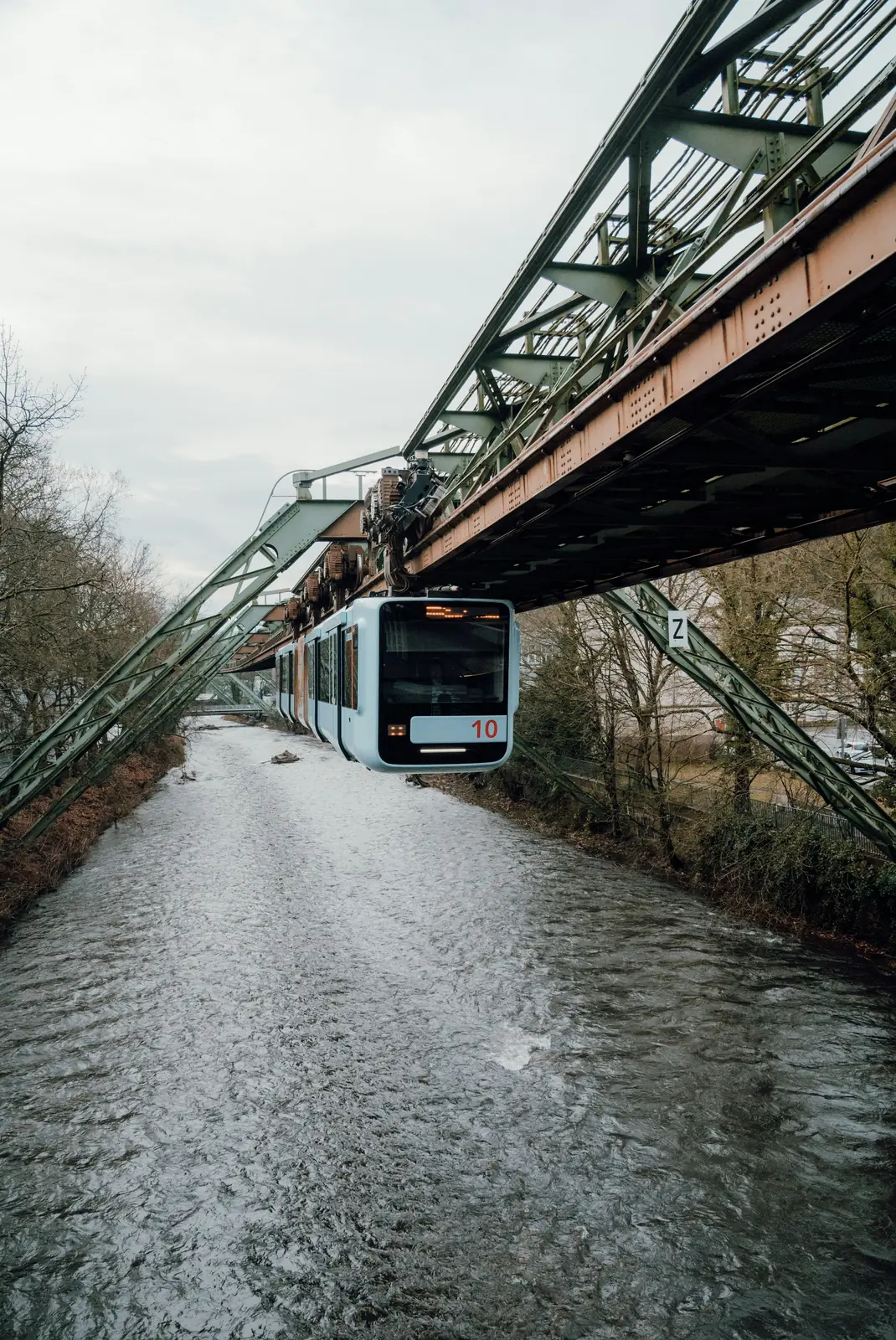 Schwebebahn fährt über die Wupper in Wuppertal.