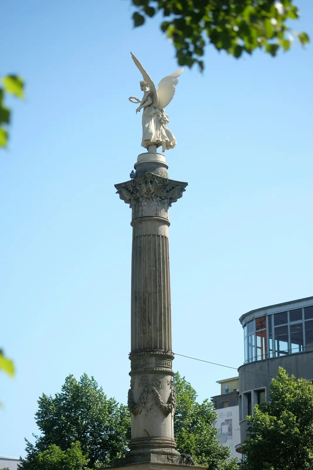Siegessäule mit Engelsfigur am Altmarkt in Oberhausen.