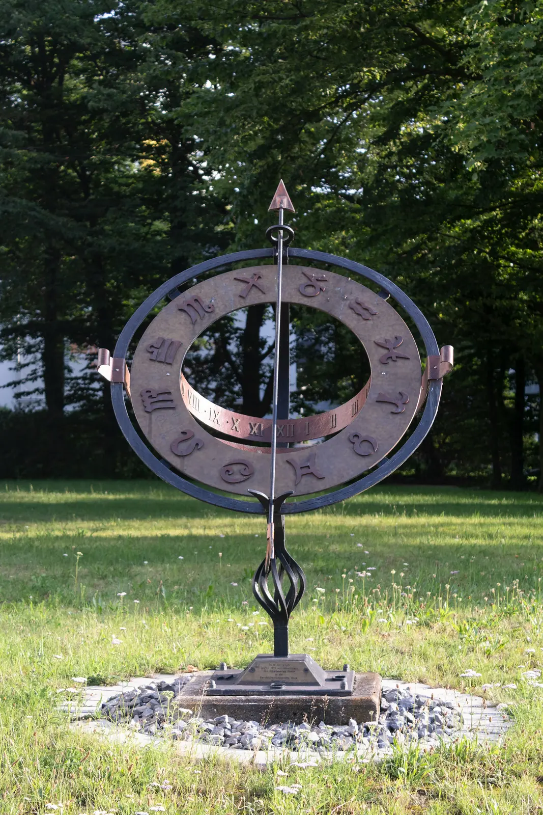 Sonnenuhr aus Metall mit Tierkreiszeichen in einer Parkanlage in Hamm.
