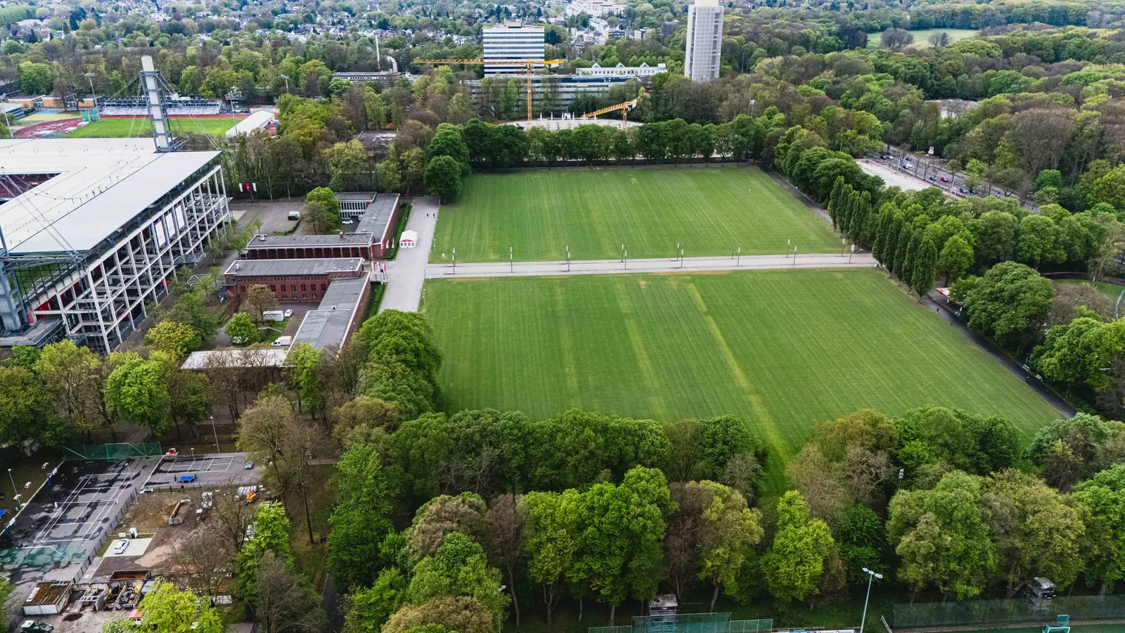 Luftaufnahme von Sportplätzen und Grünanlagen in Leverkusen.