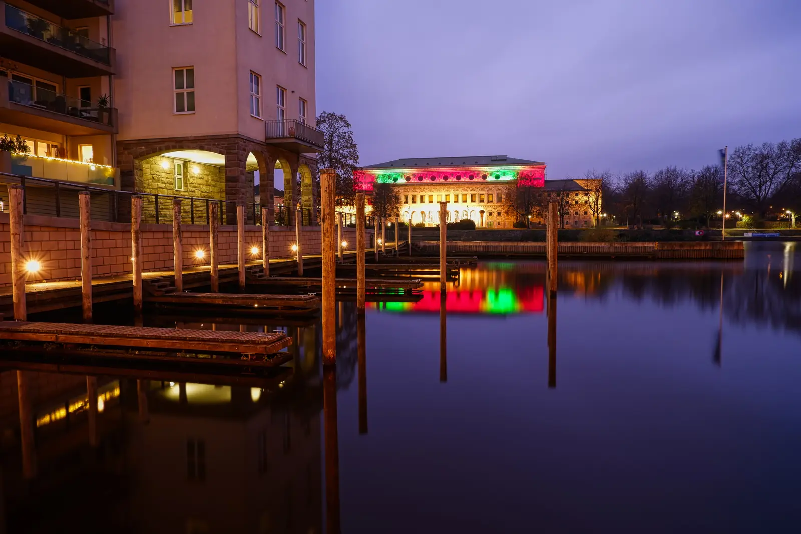 Stadthalle Mülheim an der Ruhr, abends farbig beleuchtet am Stadthafen.