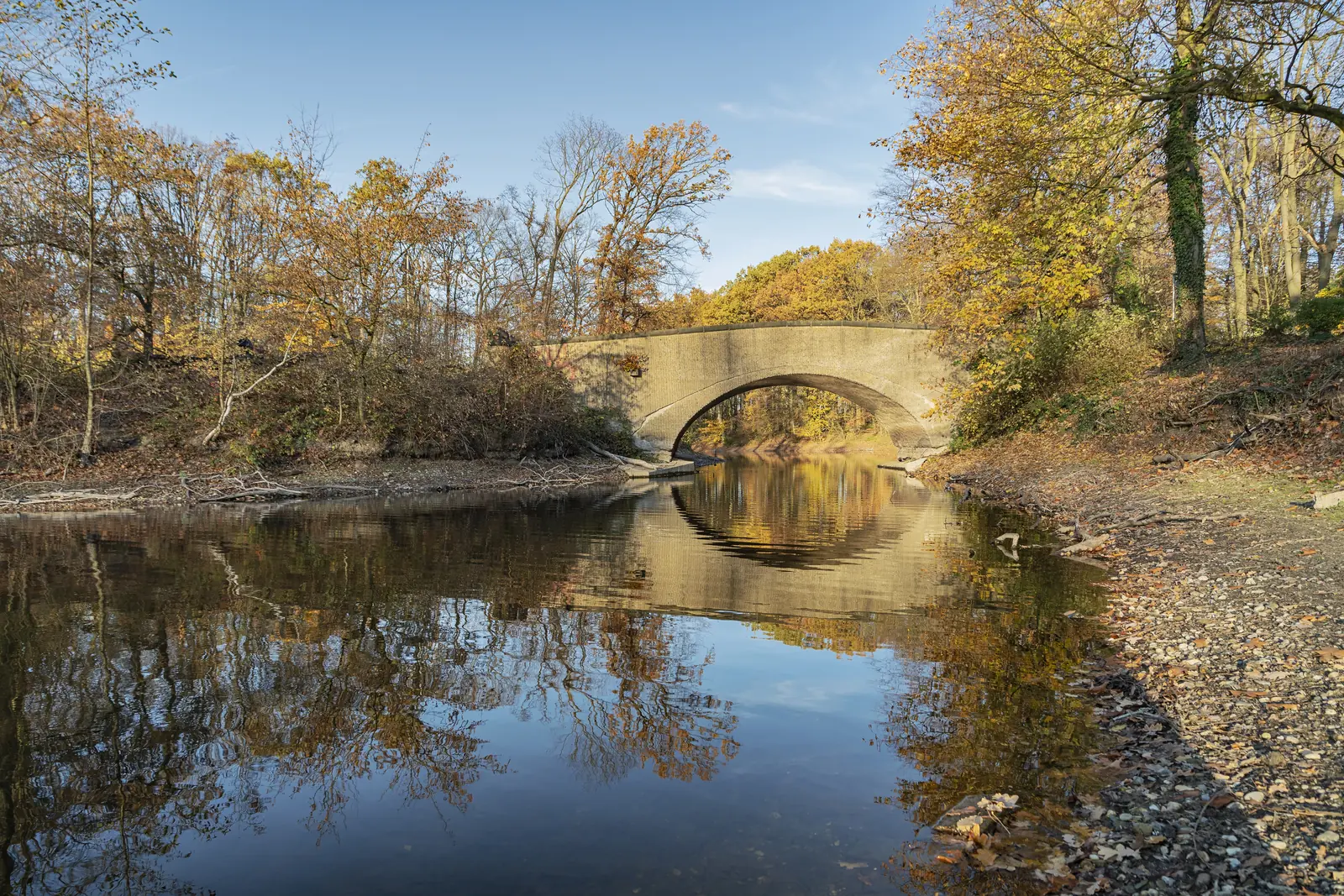 Hafendrehbrücke von 1905 mit Holzbohlen und Jugendstil-Geländer am Rheinhafen Krefeld-Linn.