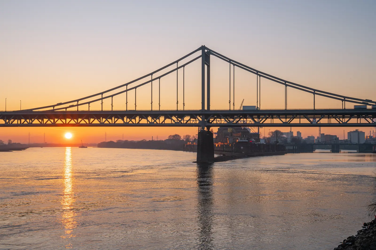 Krefeld-Uerdinger Brücke über den Rhein bei Sonnenaufgang.