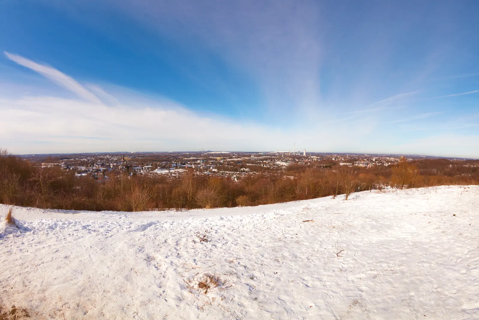 Winterpanorama von einer verschneiten Halde über Herne.