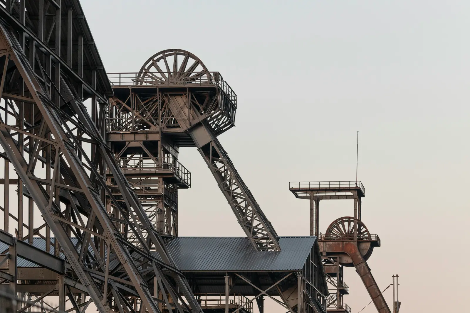 Rostige Fördergerüste der ehemaligen Zeche Radbod in Hamm in der Abenddämmerung.