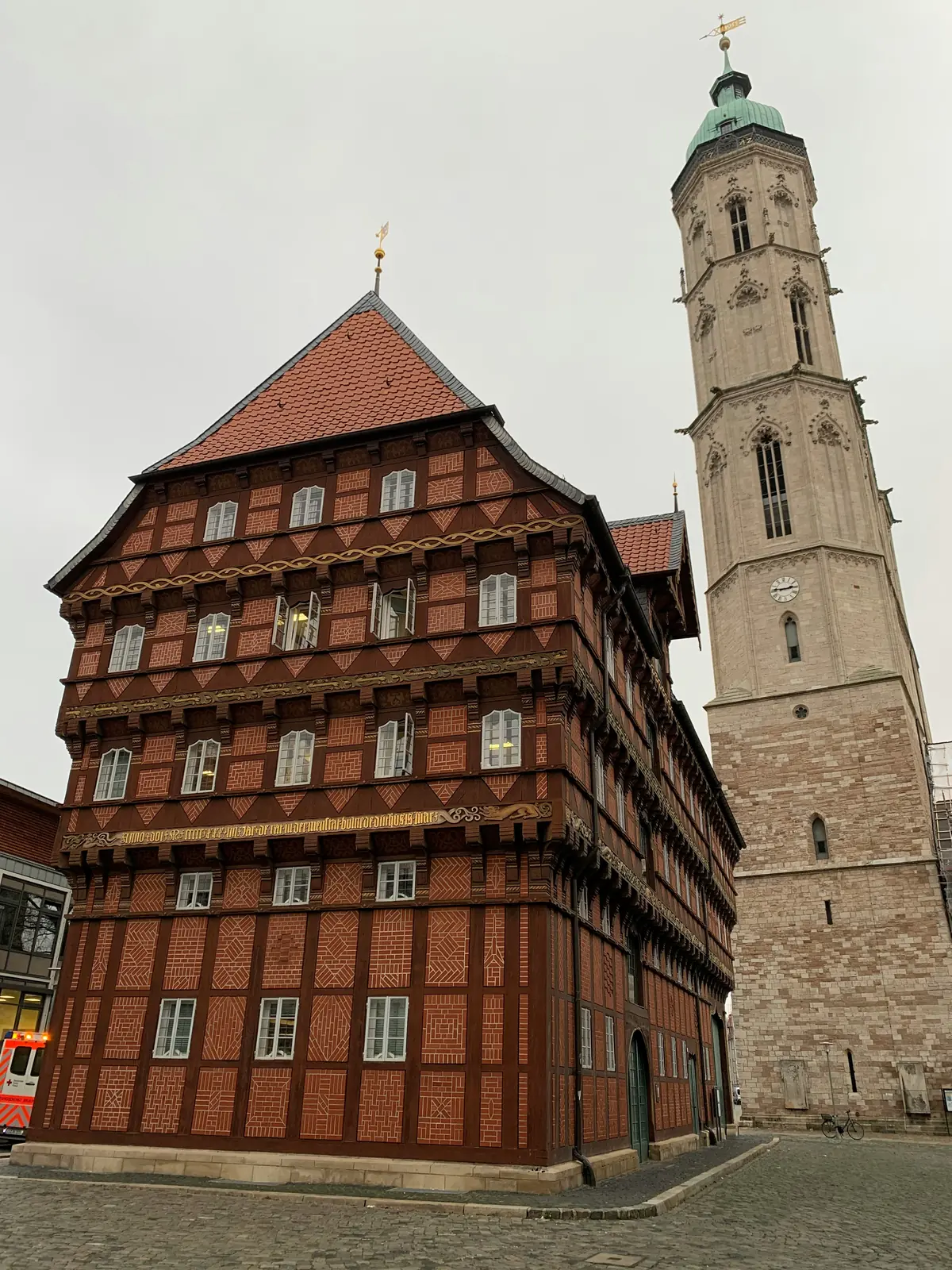 Fachwerkbau Alte Waage in Braunschweig neben dem Turm der Andreaskirche.