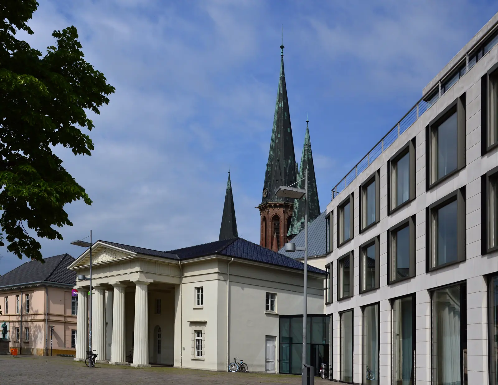 Alte Wache am Schlossplatz in Oldenburg, dahinter die Türme der Lambertikirche.