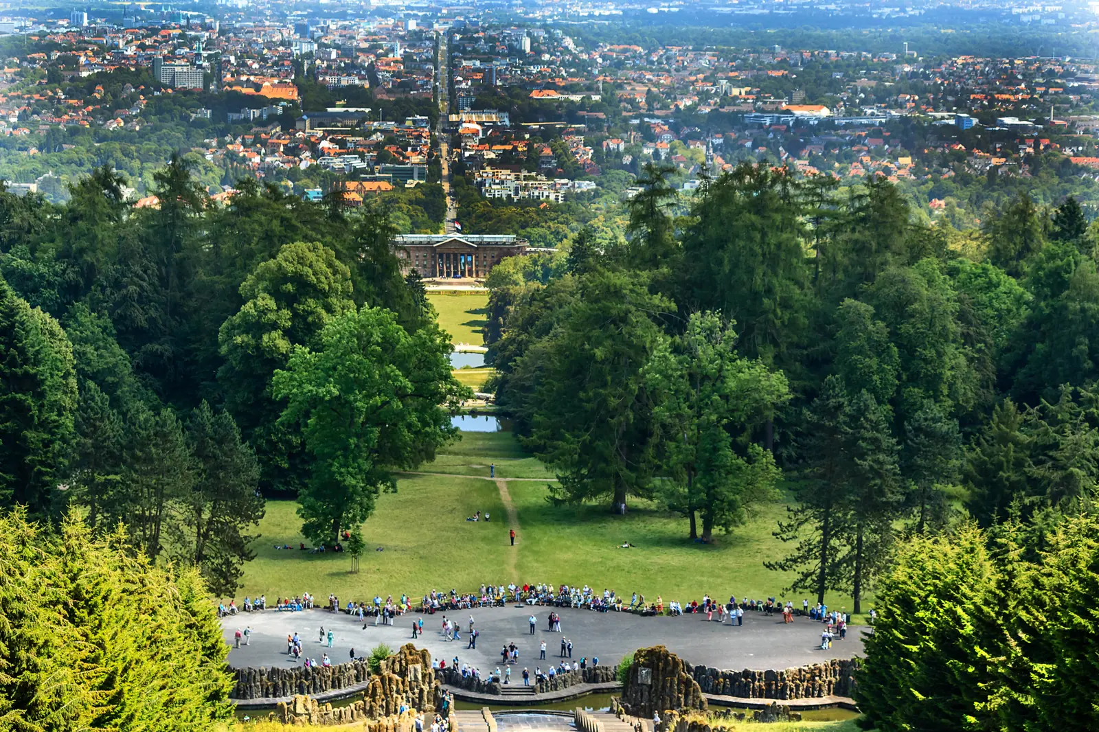 Bergpark Wilhelmshöhe in Kassel mit Schloss und Kaskaden über der Stadt.
