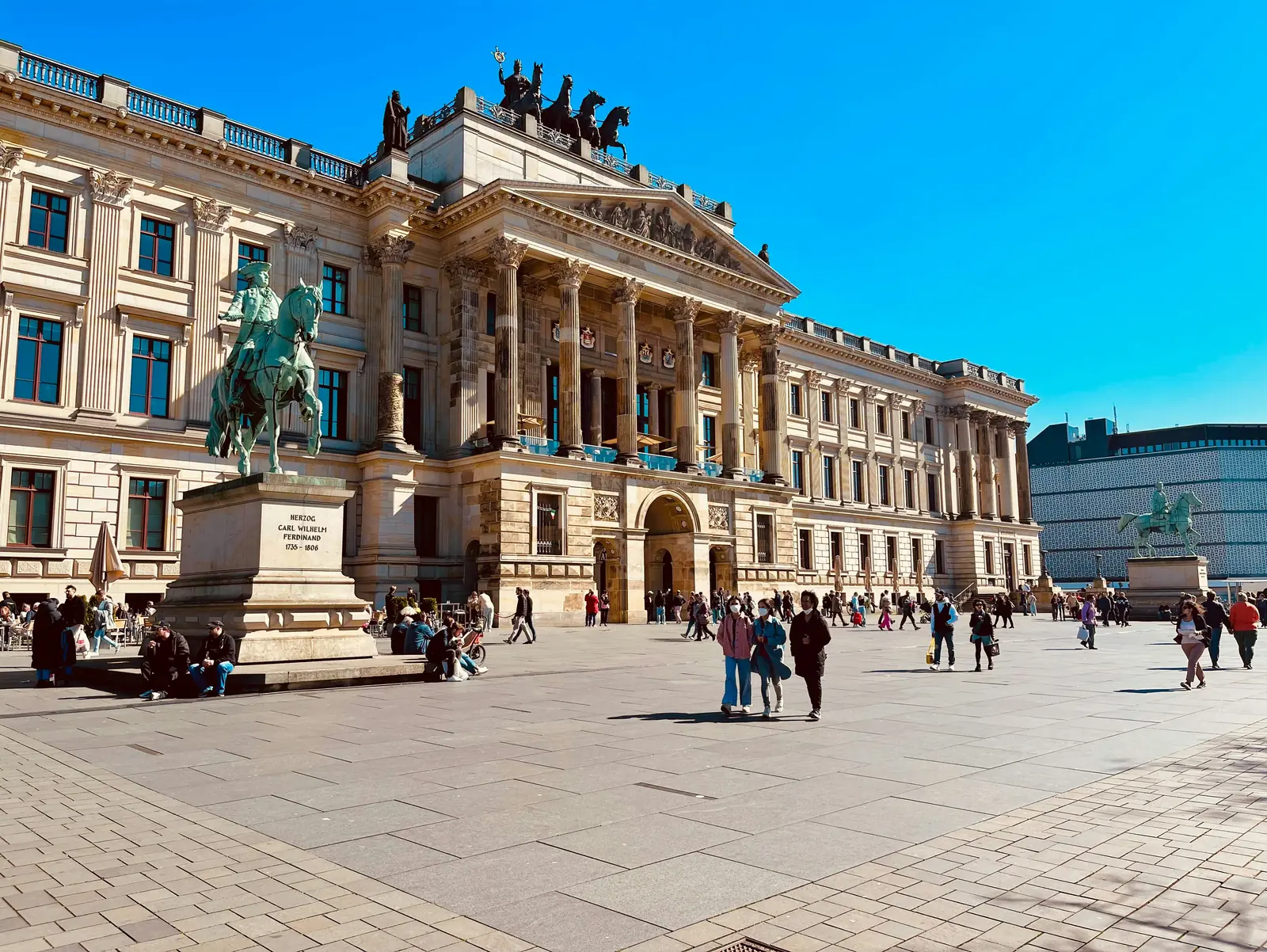 Braunschweiger Schloss mit Quadriga und Reiterdenkmal auf dem Schlossplatz.