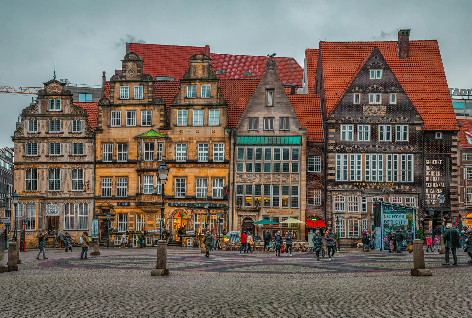 Historische Giebelhäuser am Bremer Marktplatz mit der Raths-Apotheke.