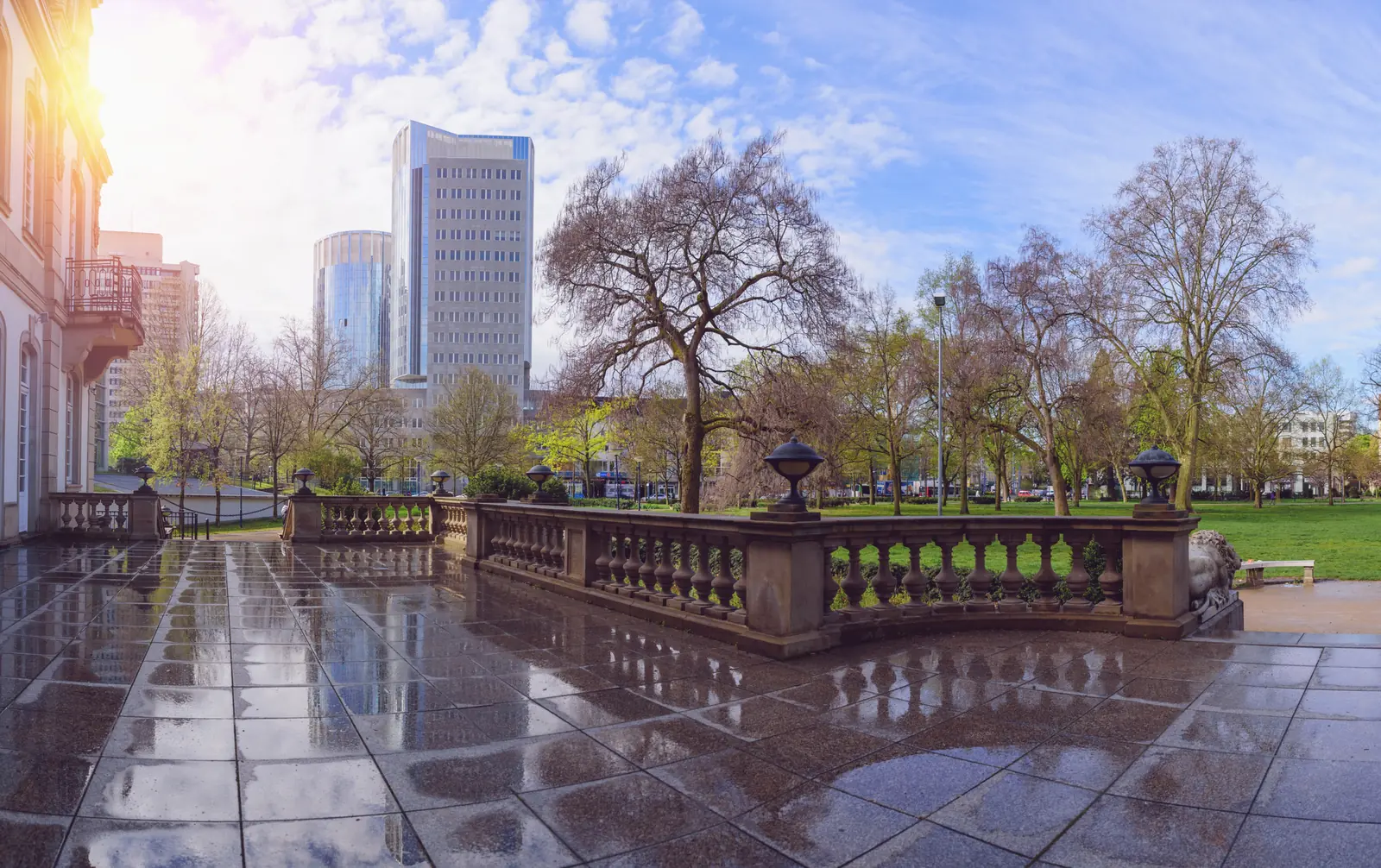 Terrasse des Büsing-Palais in Offenbach am Main mit Steinbalustrade nach dem Regen.
