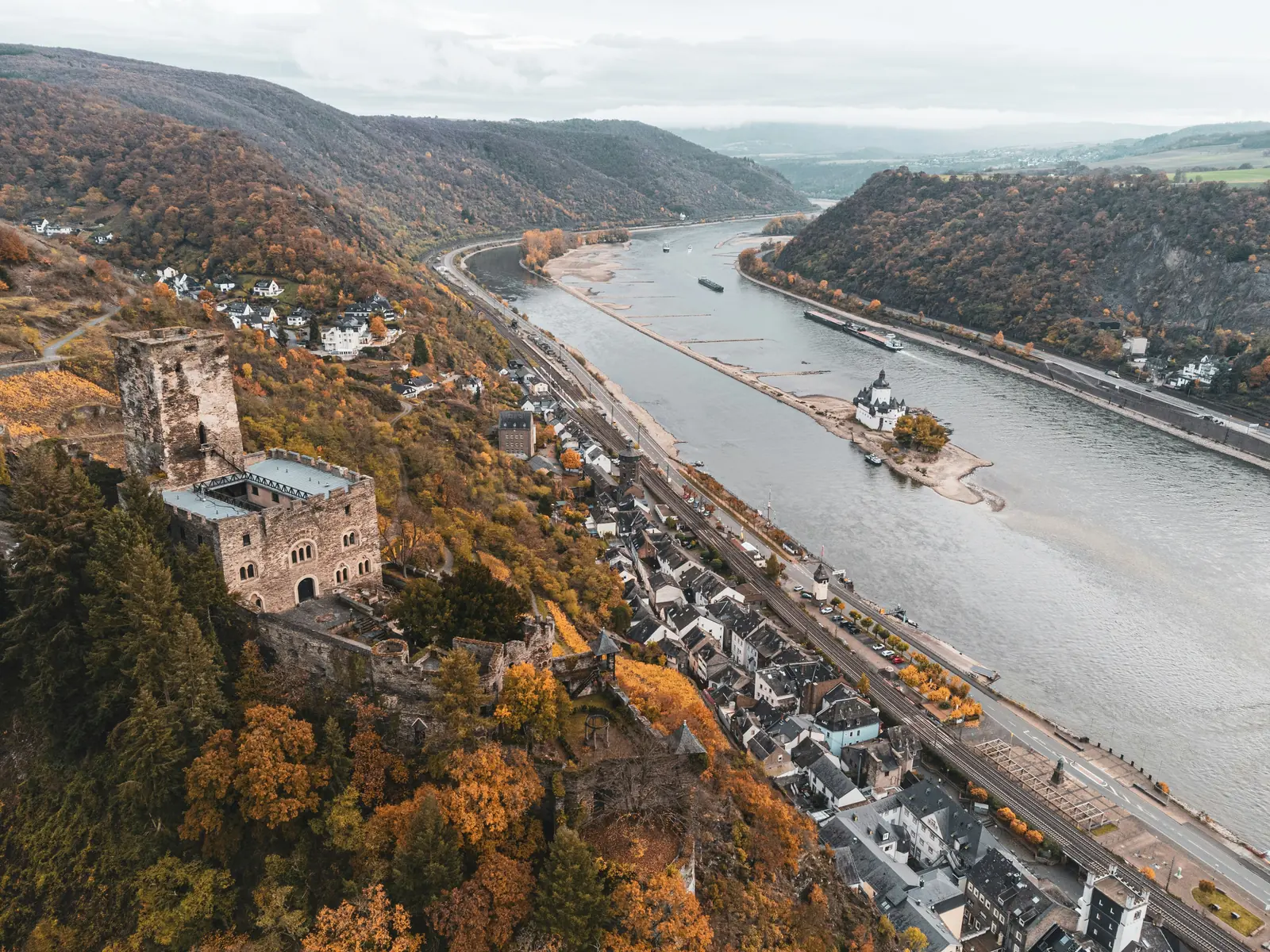 Burg Gutenfels über Kaub am Rhein mit der Burg Pfalzgrafenstein auf der Insel.