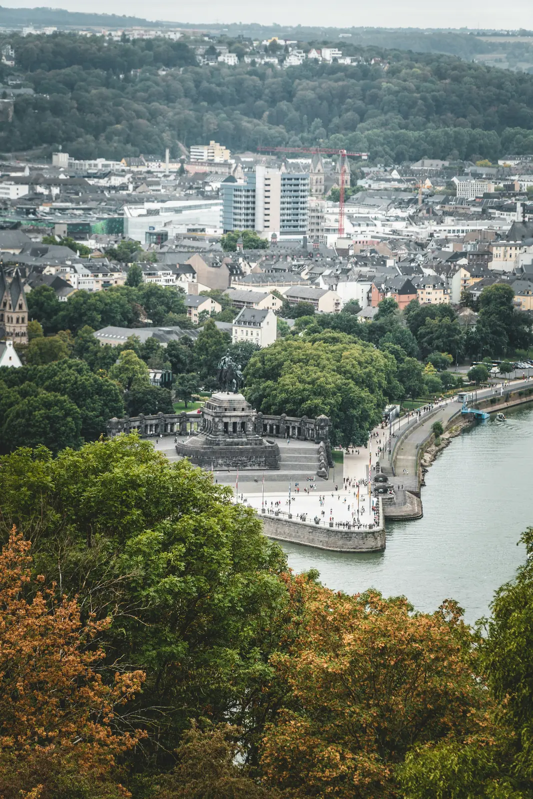 Deutsches Eck in Koblenz mit dem Kaiser-Wilhelm-Denkmal an der Mündung von Mosel und Rhein.