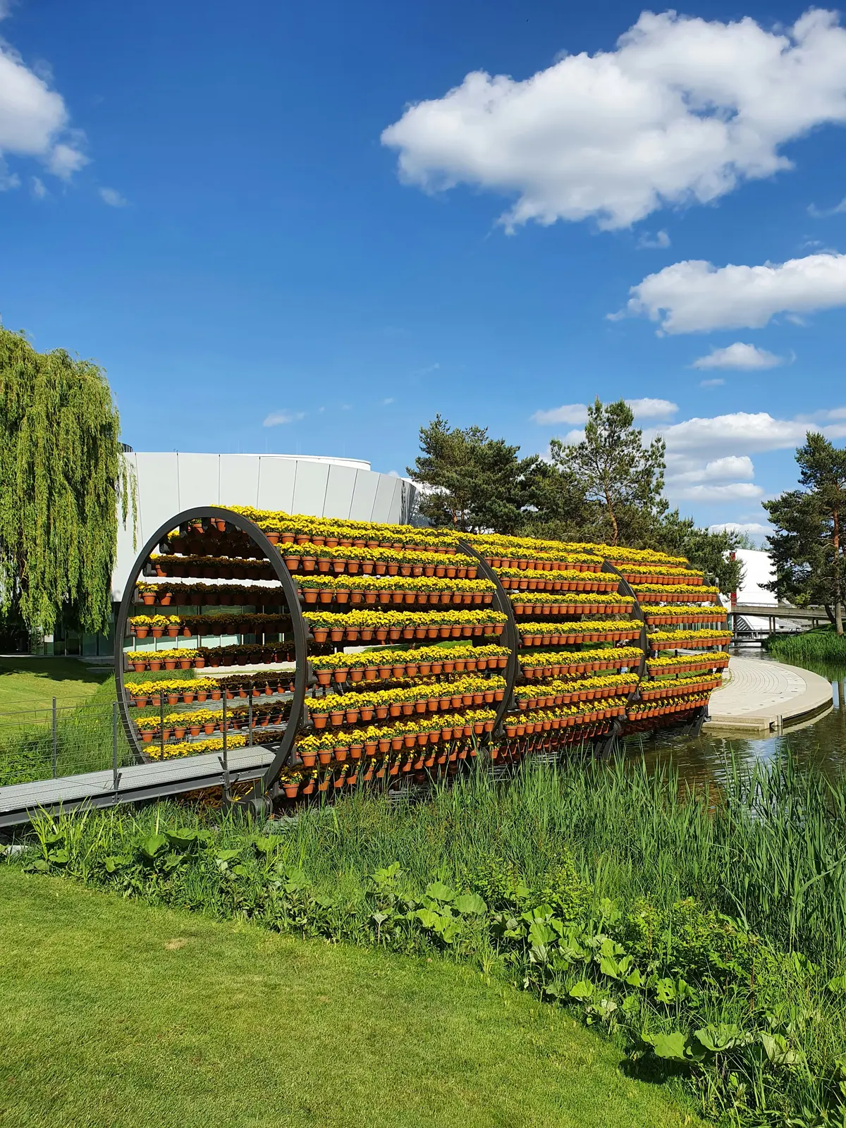 Duftkanal von Olafur Eliasson in der Autostadt Wolfsburg mit gelben Blumentöpfen.