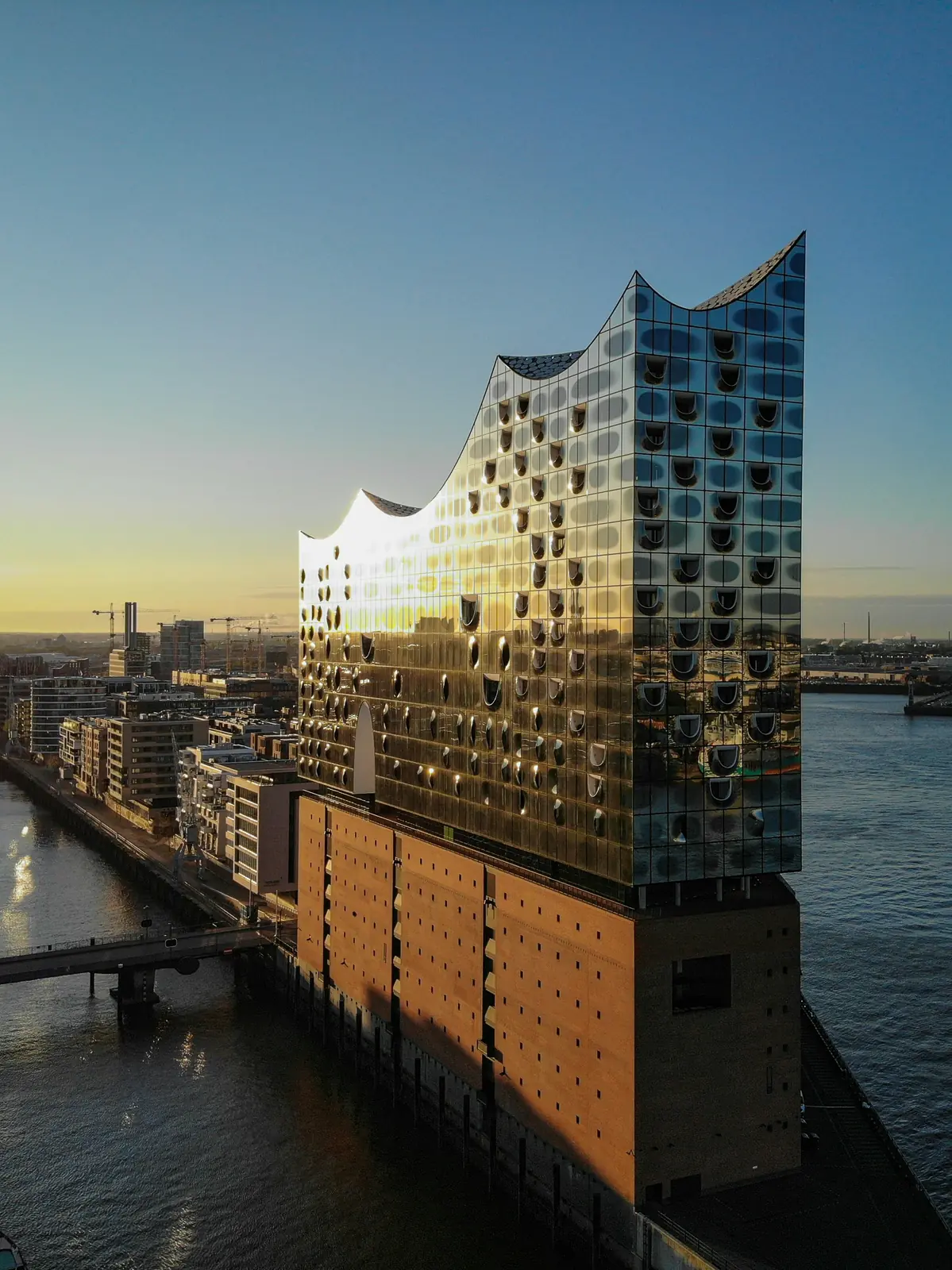 Elbphilharmonie in Hamburg von oben im Abendlicht mit der Hafencity.