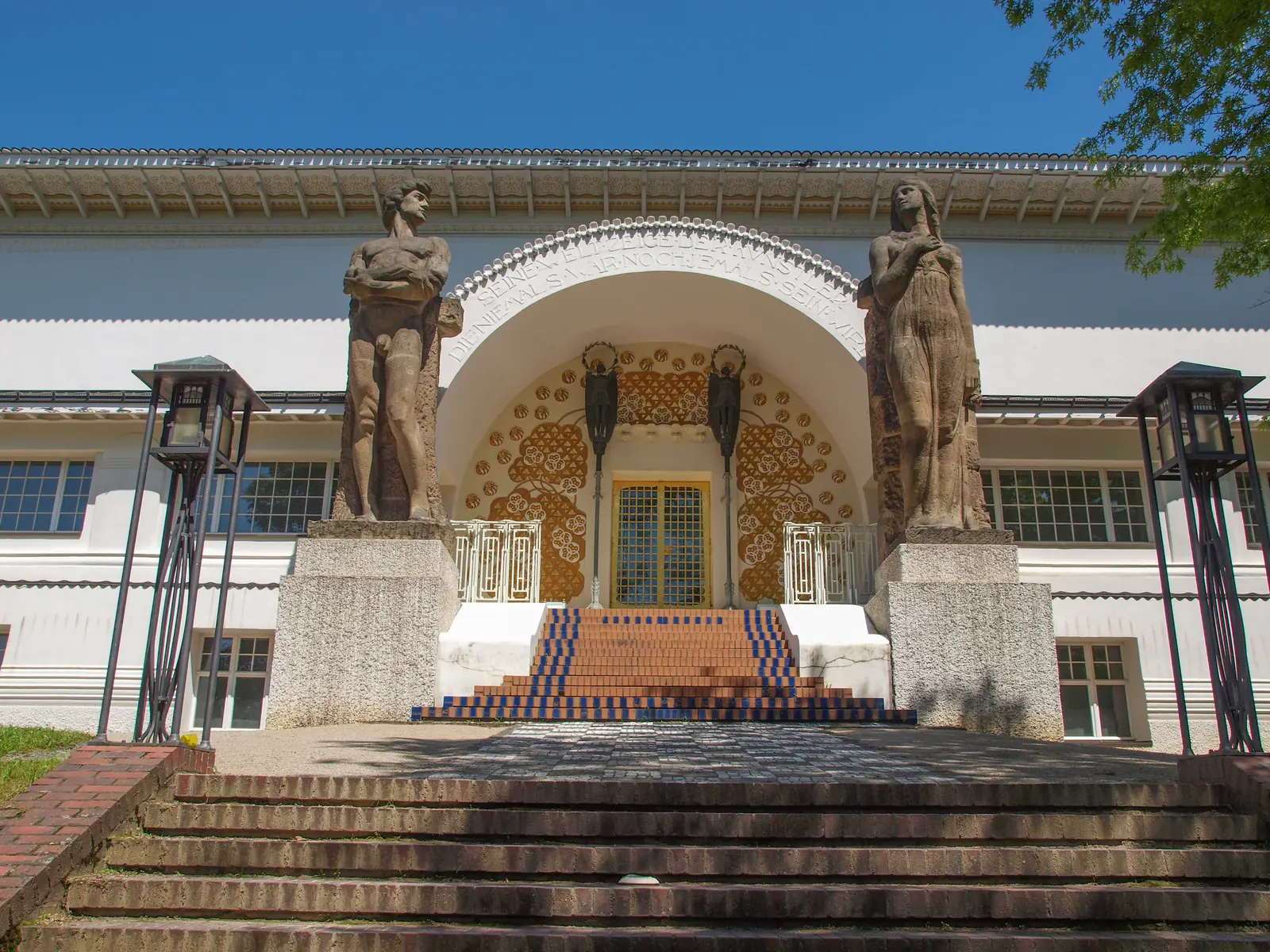 Ernst-Ludwig-Haus auf der Mathildenhöhe in Darmstadt mit den Figuren Mann und Frau.