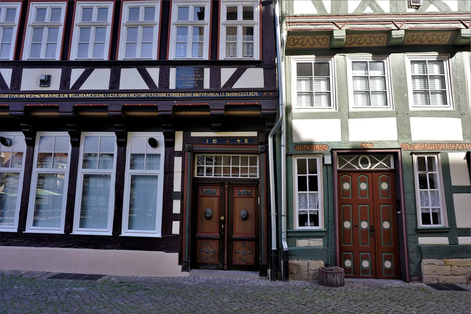 Fachwerkhäuser aus den Jahren 1648 und 1650 in Göttingen mit geschnitzten Holztüren.