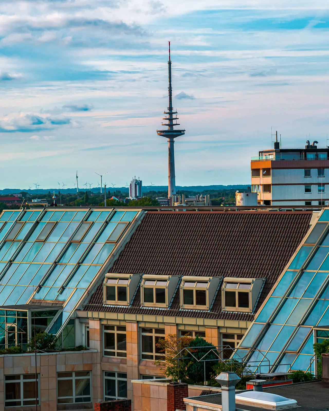 Fernsehturm von Bremen über den verglasten Dächern der Stadt.