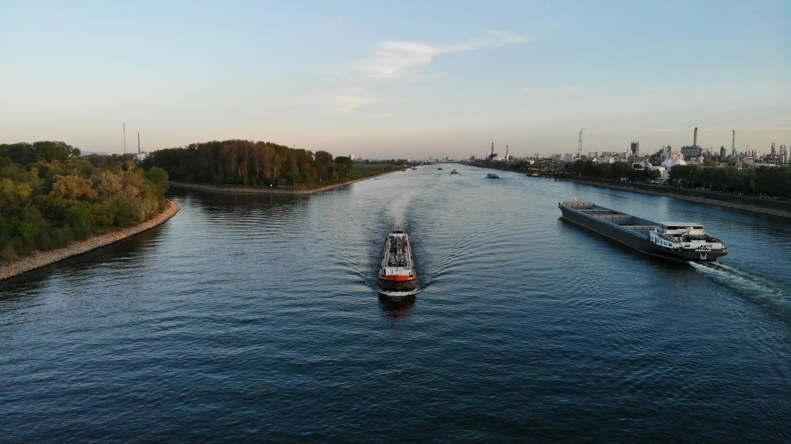 Frachtschiffe auf dem Rhein bei Ludwigshafen, am Horizont Industrieanlagen.