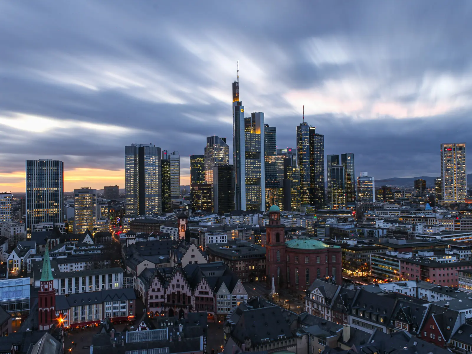 Frankfurter Skyline in der Abenddämmerung über Römerberg und Paulskirche.