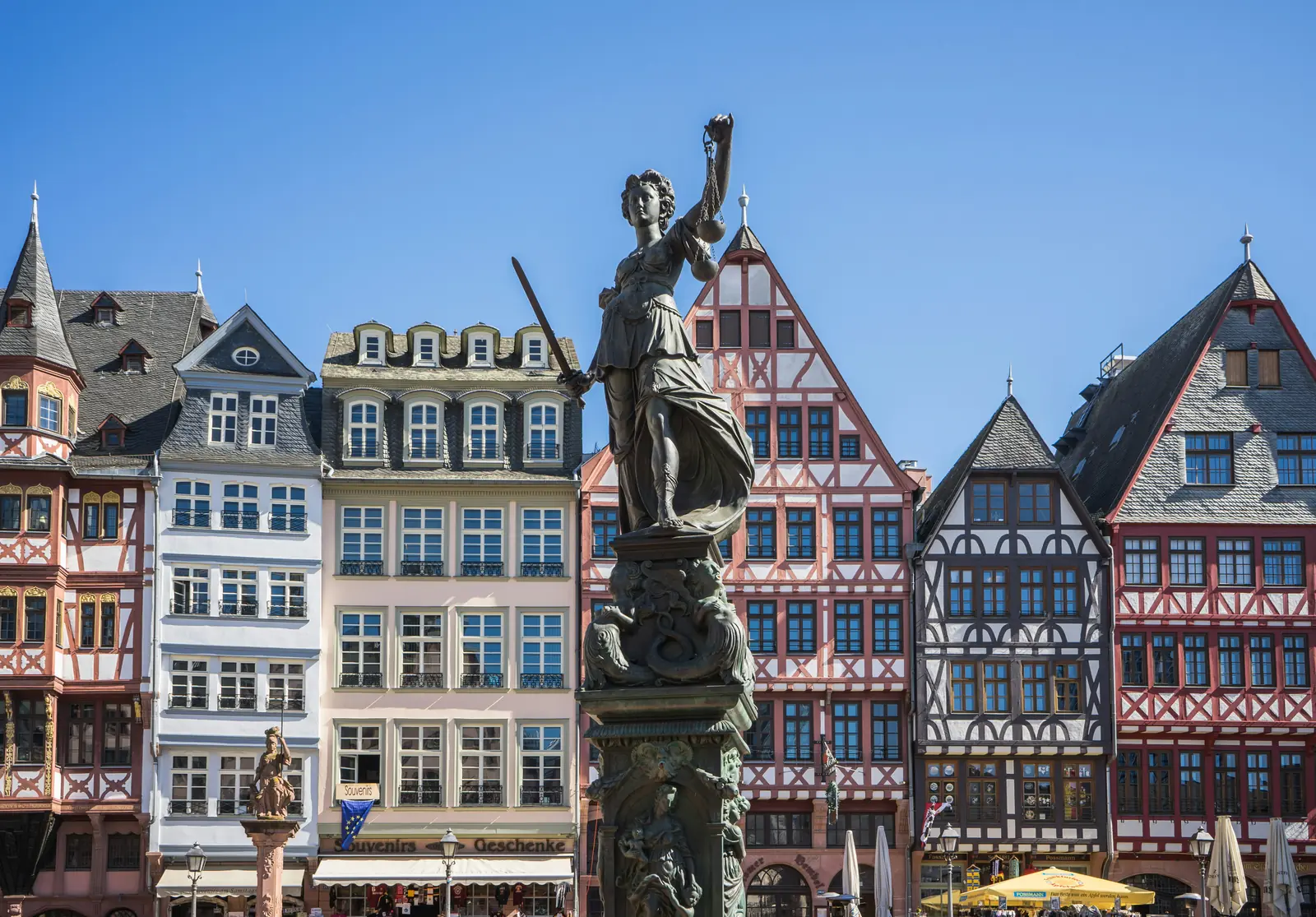 Gerechtigkeitsbrunnen auf dem Frankfurter Römerberg vor den Fachwerkhäusern der Ostzeile.