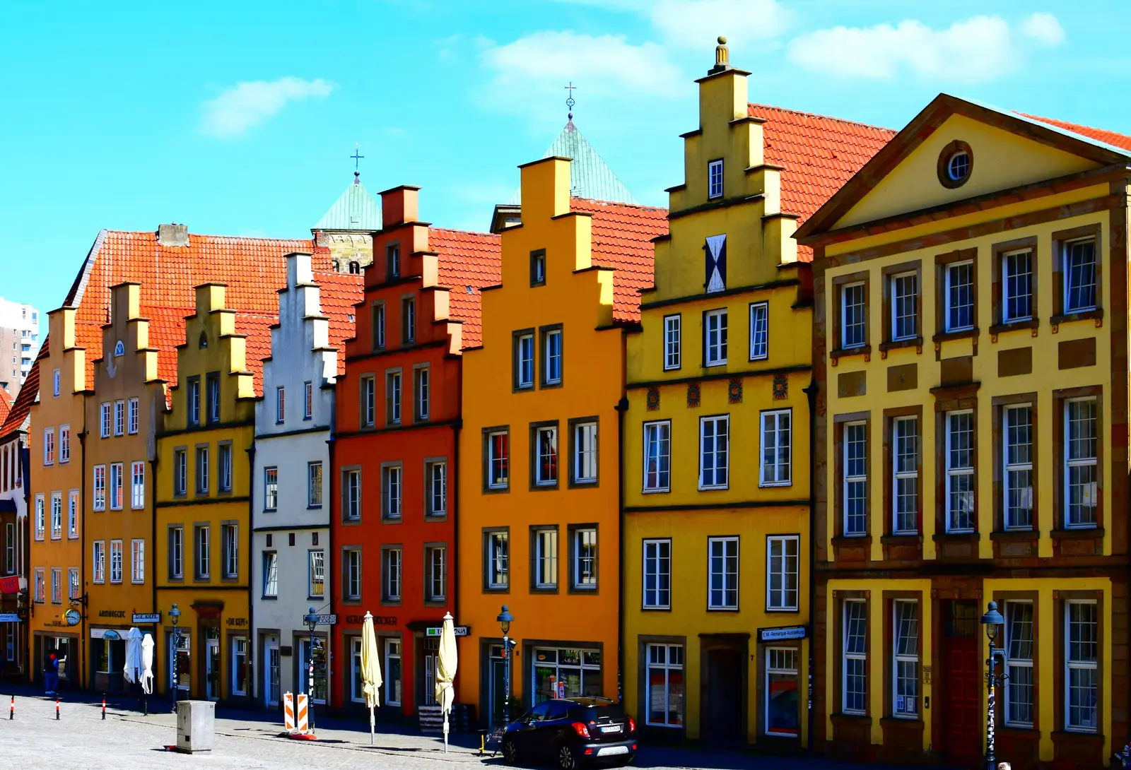 Bunte Giebelhäuser am Markt in Osnabrück mit Treppengiebeln.