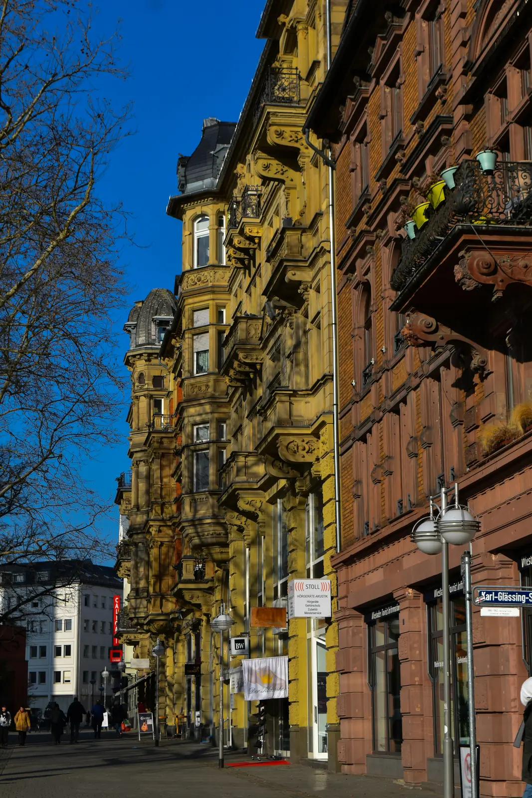 Gründerzeitfassaden mit Erkern an einer Straße in Wiesbaden im Winterlicht.