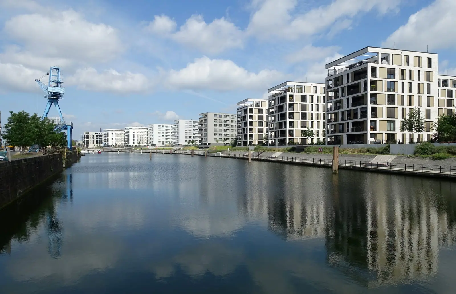Hafenbecken in Offenbach am Main mit modernen Wohnhäusern und historischem Kran.