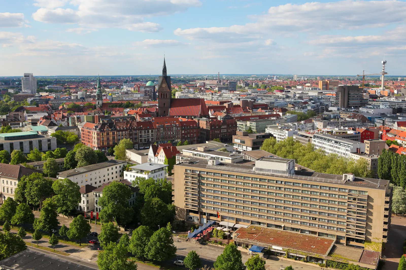 Blick über Hannover mit der Marktkirche und den Dächern der Innenstadt.