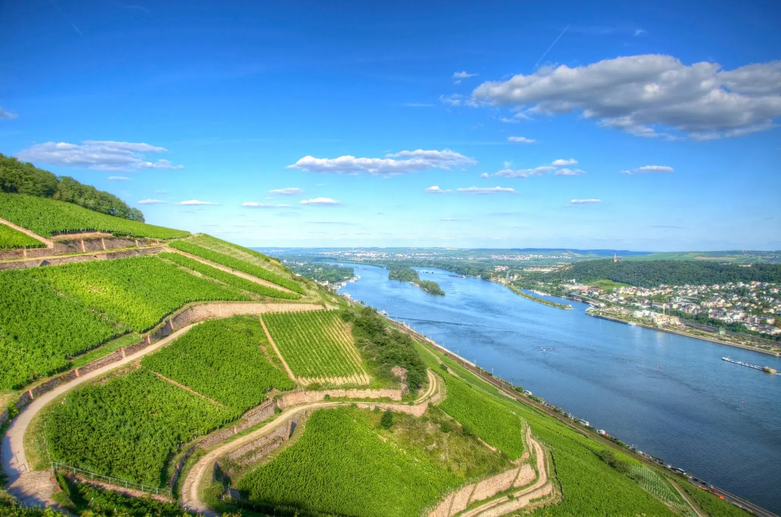 Herkules über Kassel auf der steinernen Pyramide des Oktogons, teils eingerüstet.