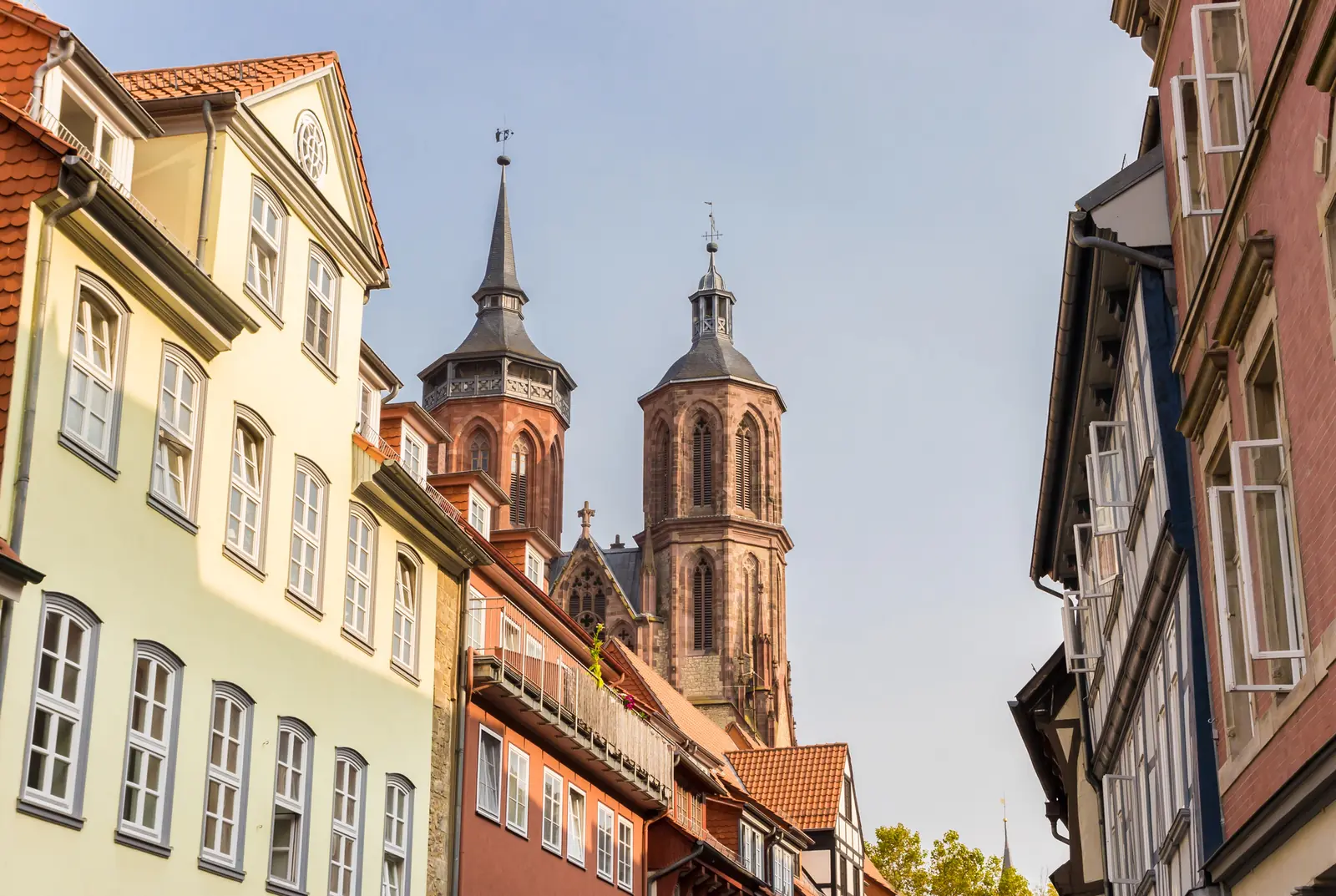 Zwei ungleiche Türme der Johanniskirche über den Häusern der Göttinger Altstadt.