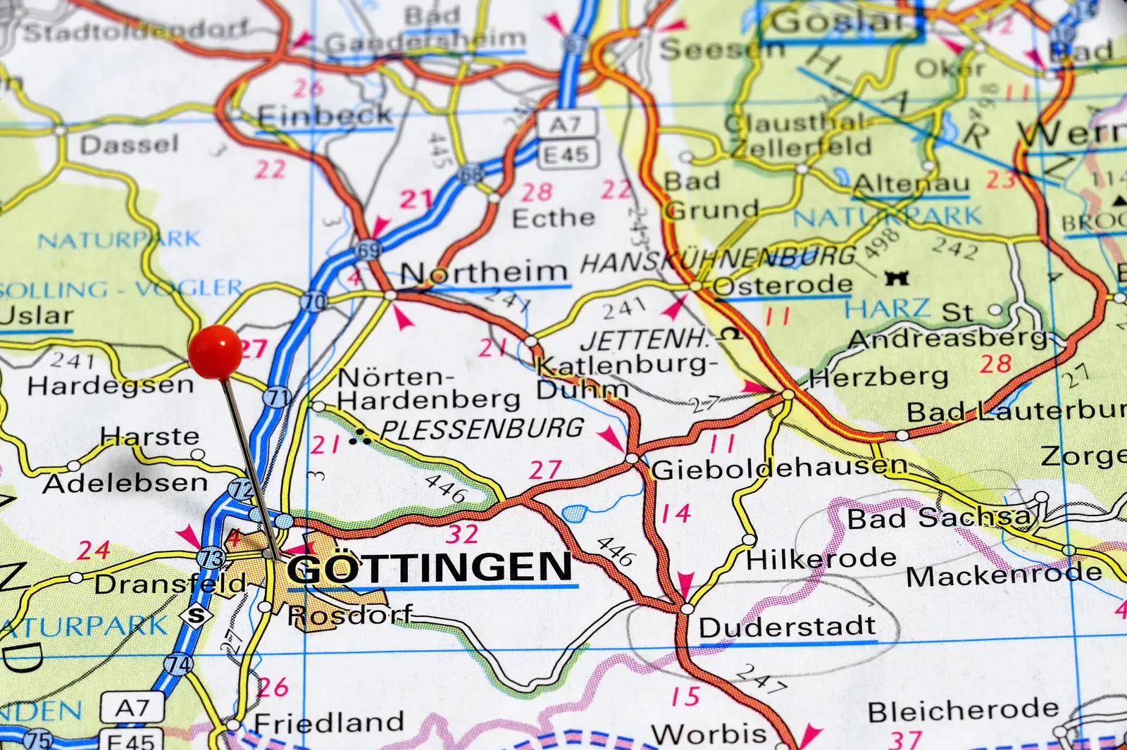 Landkarte mit einer roten Nadel auf Göttingen und den umliegenden Orten.