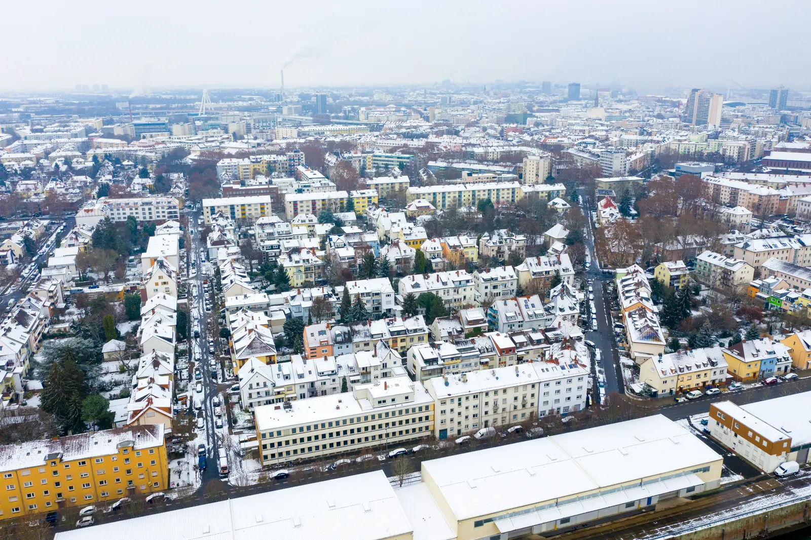Verschneite Wohnviertel von Ludwigshafen am Rhein aus der Luft im Winter.