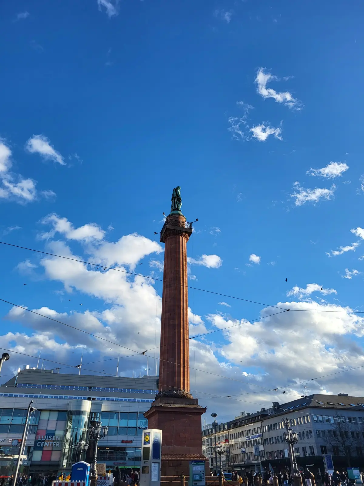 Ludwigsmonument auf dem Luisenplatz in Darmstadt vor blauem Himmel.