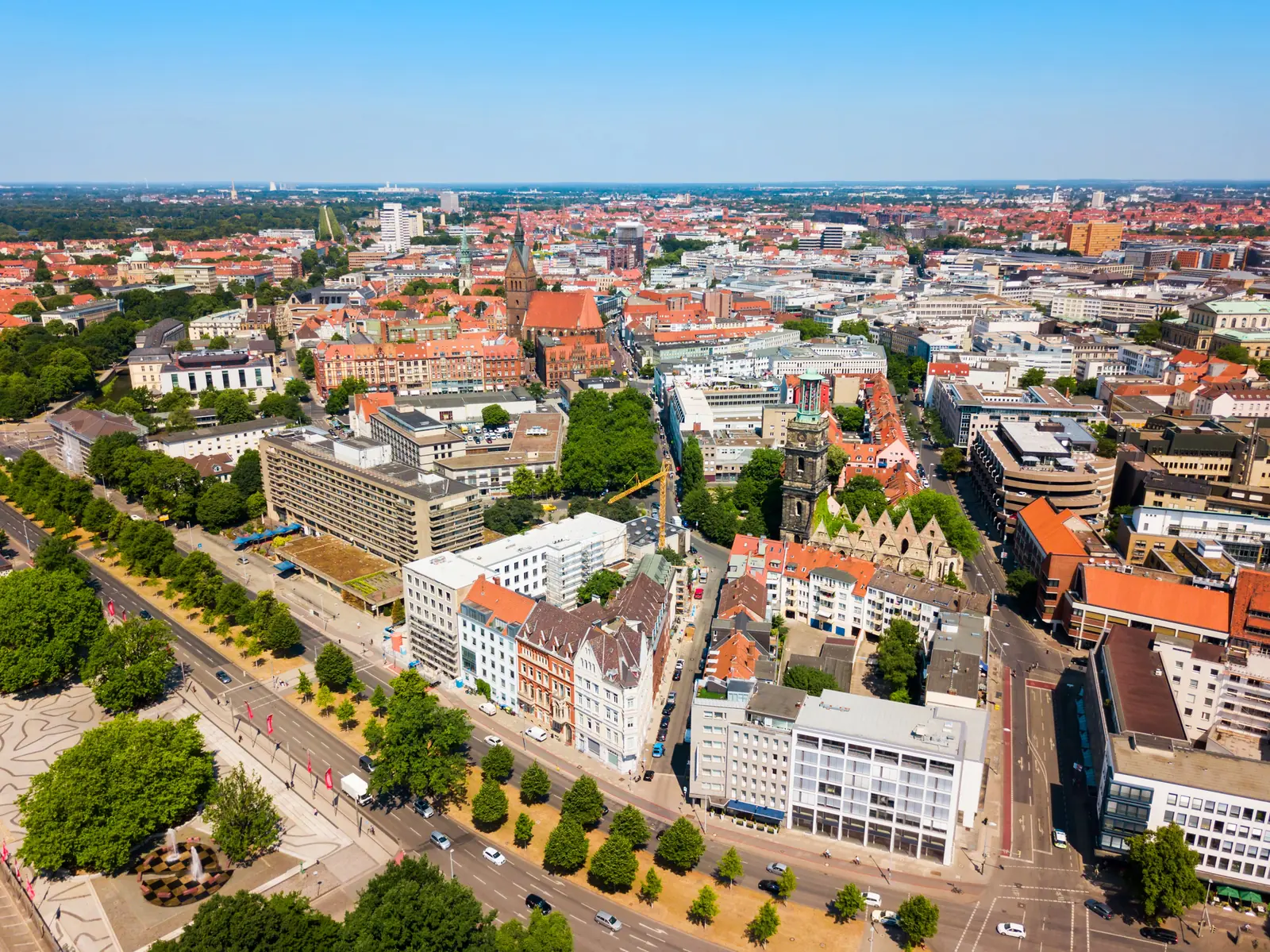 Luftaufnahme der Innenstadt von Hannover mit Marktkirche und der Kuppel des Neuen Rathauses.